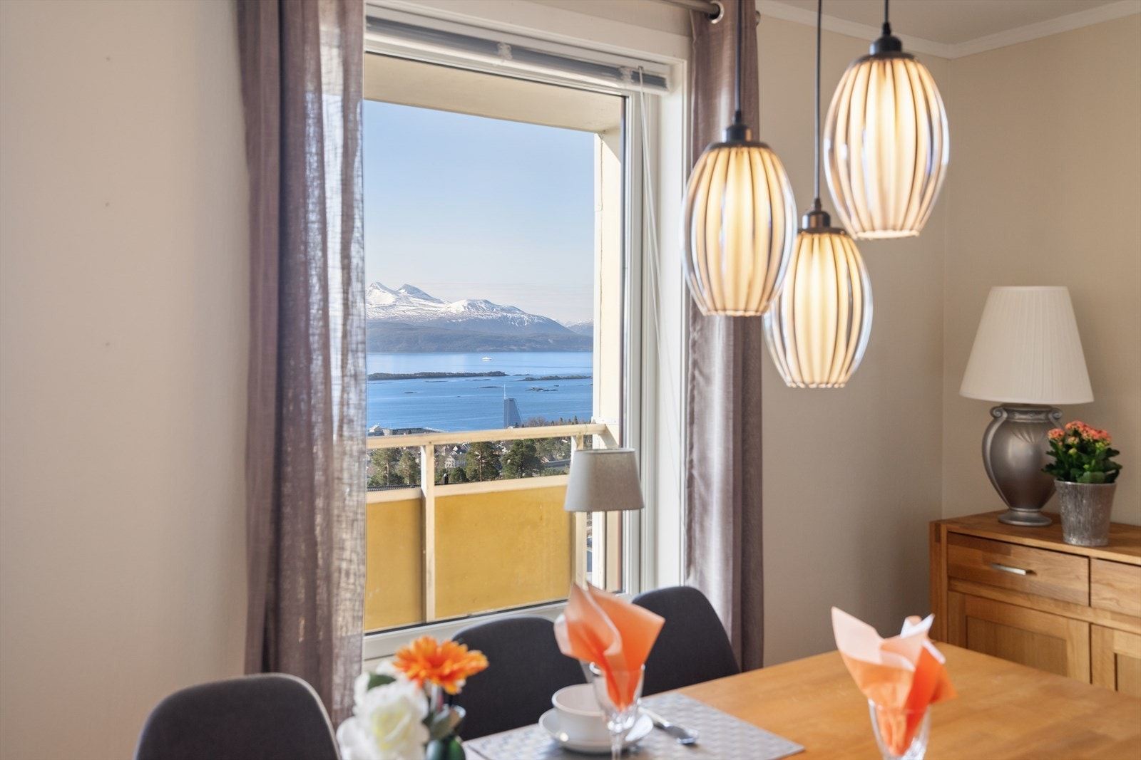 Selv fra spisebordet kan du nyte den flotte utsikten over fjorden. Galleribilde