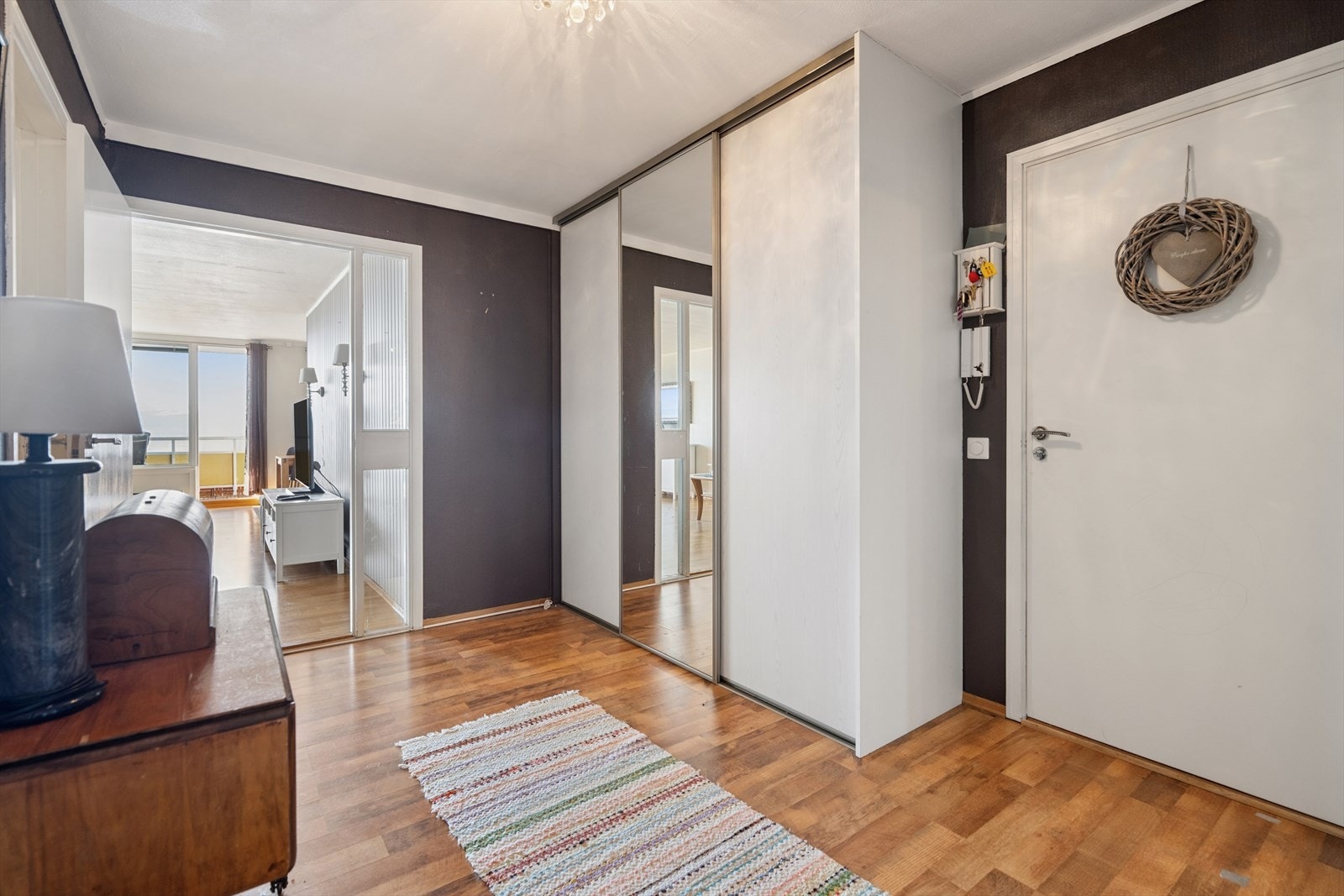 Entréen har en romslig skyvedørsgarderobe med speilfronter. Her er også varmtvannstanken på 200 liter plassert, sikret med et vannstoppesystem. Galleribilde