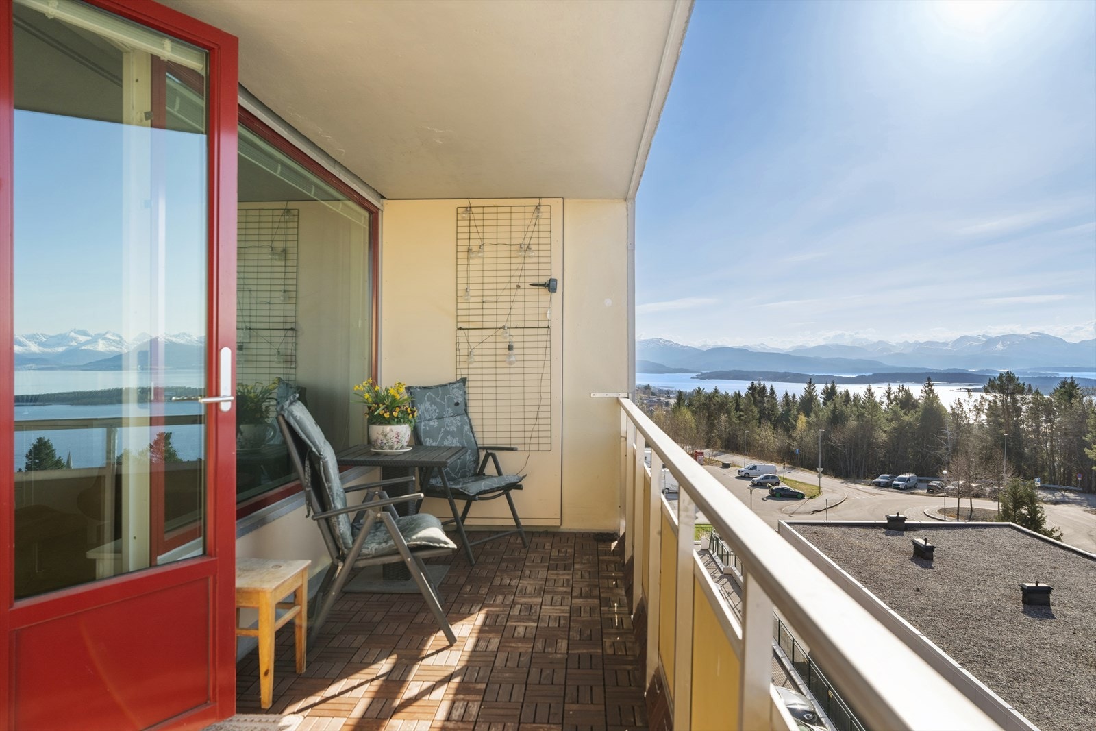 Balkongen har betongdekke med terrasseheller og et rekkverk i aluminiumsramme med plater. Galleribilde