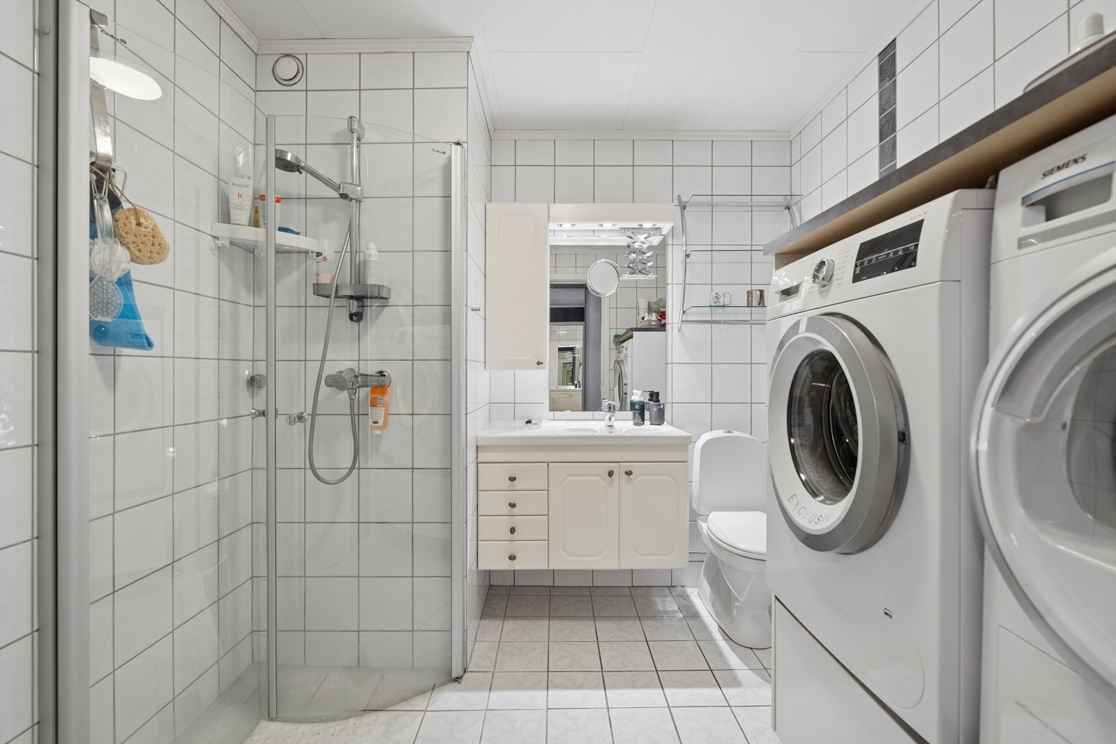 Badet har flislagt gulv med gulvvarme, dusjhjørne og opplegg for vaskemaskin. Avtrekk er koblet til byggets sentralavtrekk. Galleribilde