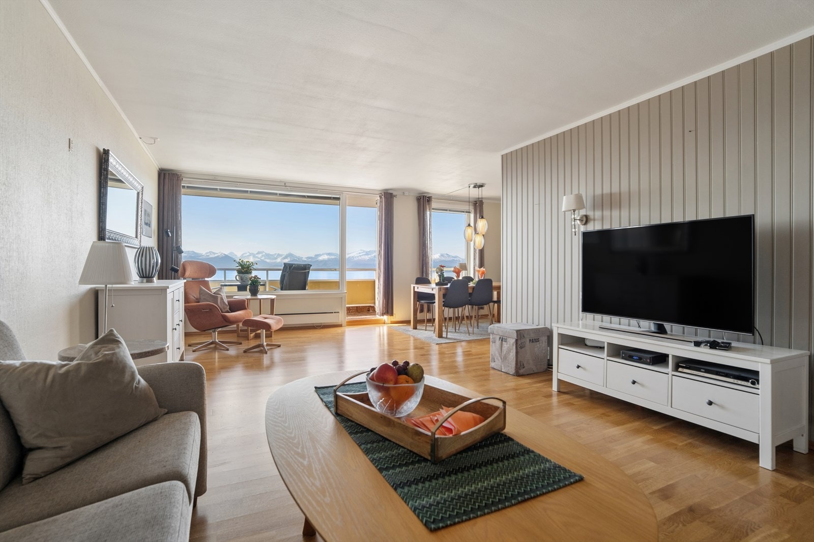 Velkommen til Sollivegen 101C! Denne 3-roms leiligheten på 85 m² kjennetegnes av en åpen stue- og spisestuesone med parkettgulv og store vindusflater. Galleribilde