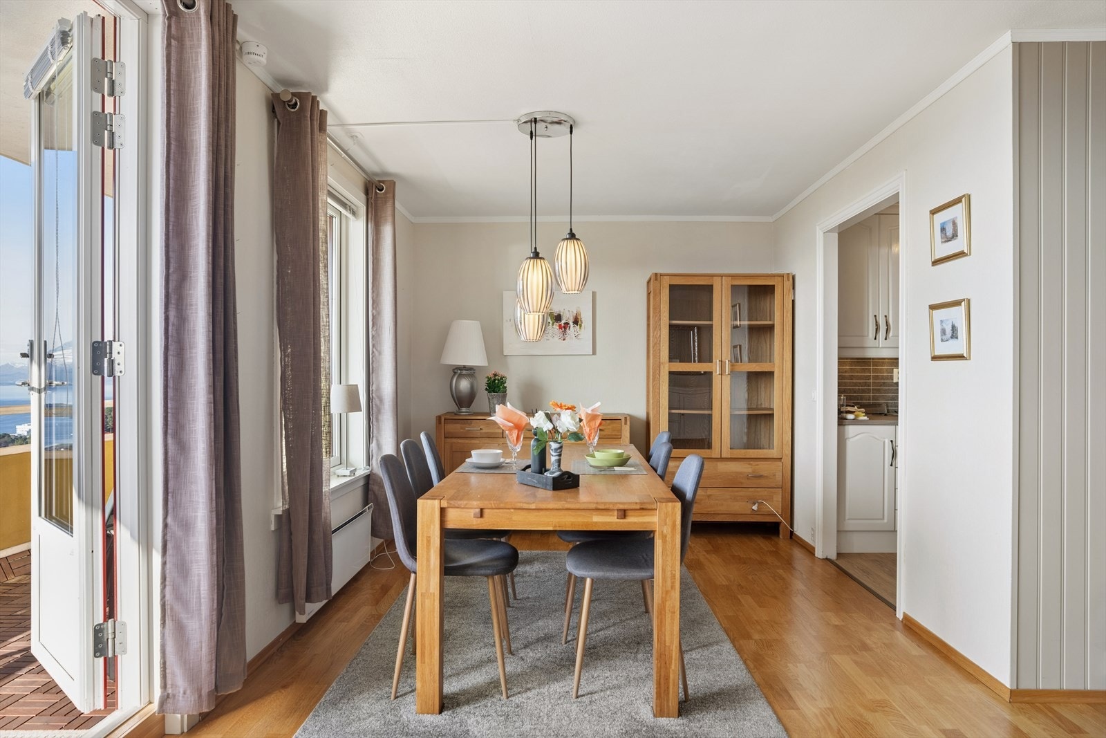 Balkongdøren er i malt tre med utvendig aluminiumsbeslag, og åpner opp for en sømløs overgang mellom inne og ute. Galleribilde