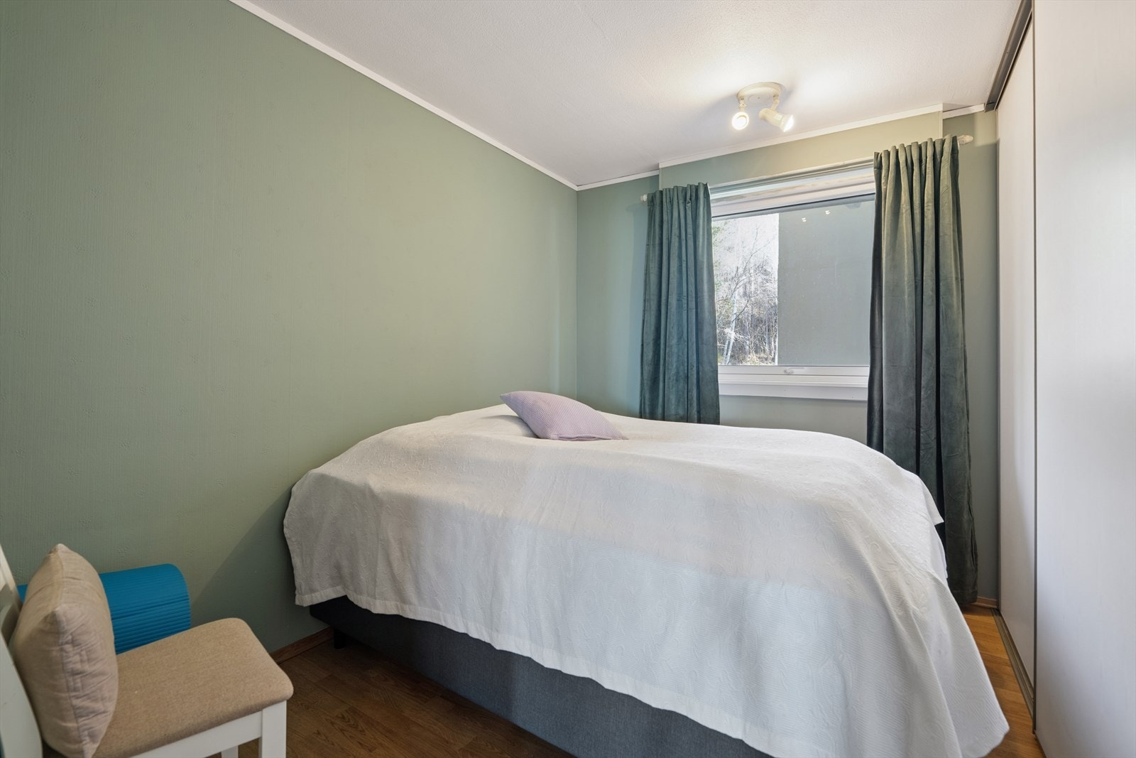 Også det andre soverommet har laminatgulv og en romslig skyvedørsgarderobe. Galleribilde