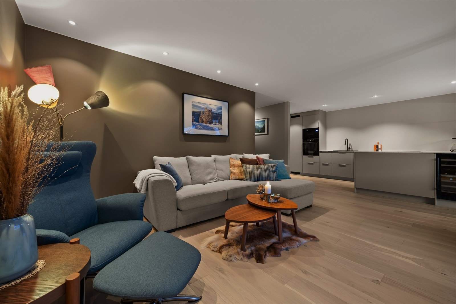 Stuen gir god plass for sofagruppe med tilhørende tv-møblement Galleribilde
