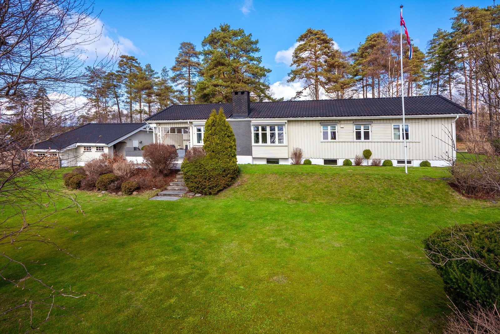Nordvik Moss Innerst i blindvei på Halmstad - Romslig og velholdt enebolig - Opparbeidet hage med nydelige uteplasser - Stor, solrik tomt på 1 287 m² -