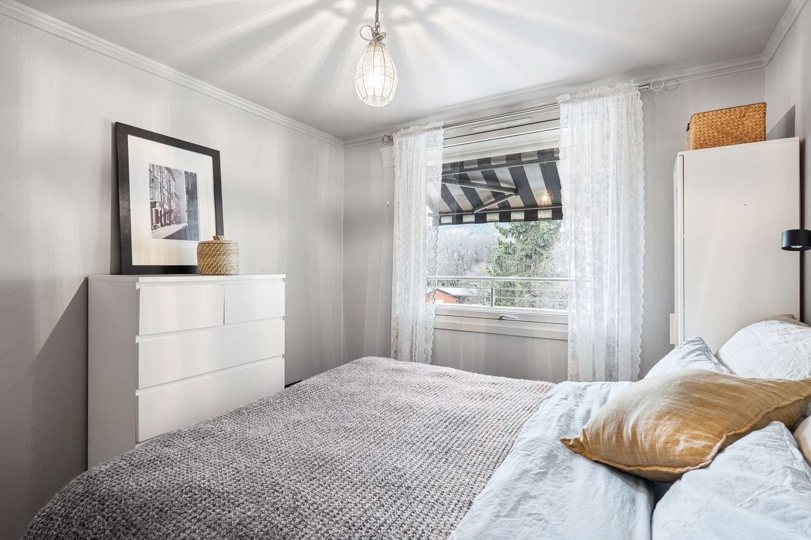 Vinduet på soverommet er, i likhet med resten av leiligheten, fra 2019. Galleribilde