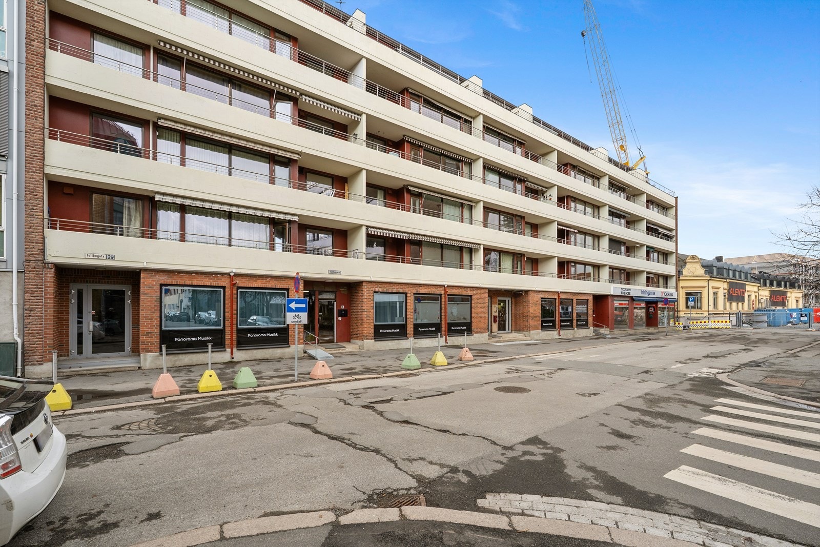 Adkomst til leiligheten via felles trappegang med heis. Galleribilde