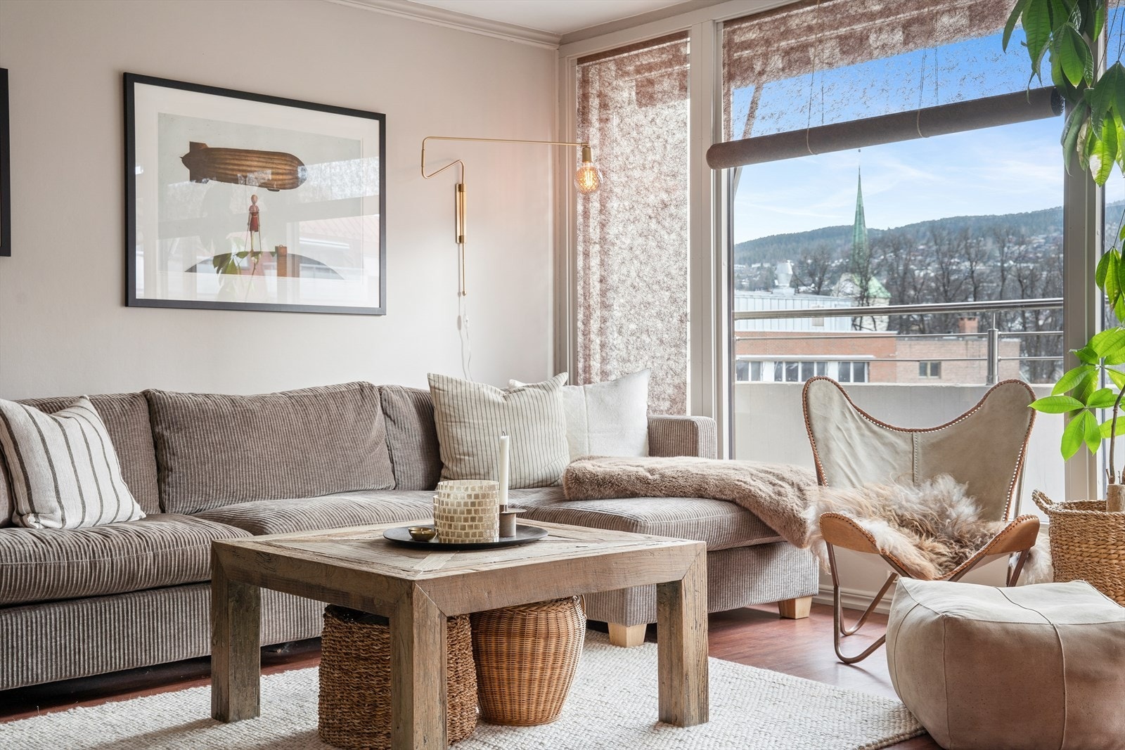 Stuen er lett å møblere med god plass til både sofagruppe og mediamøbel. Galleribilde