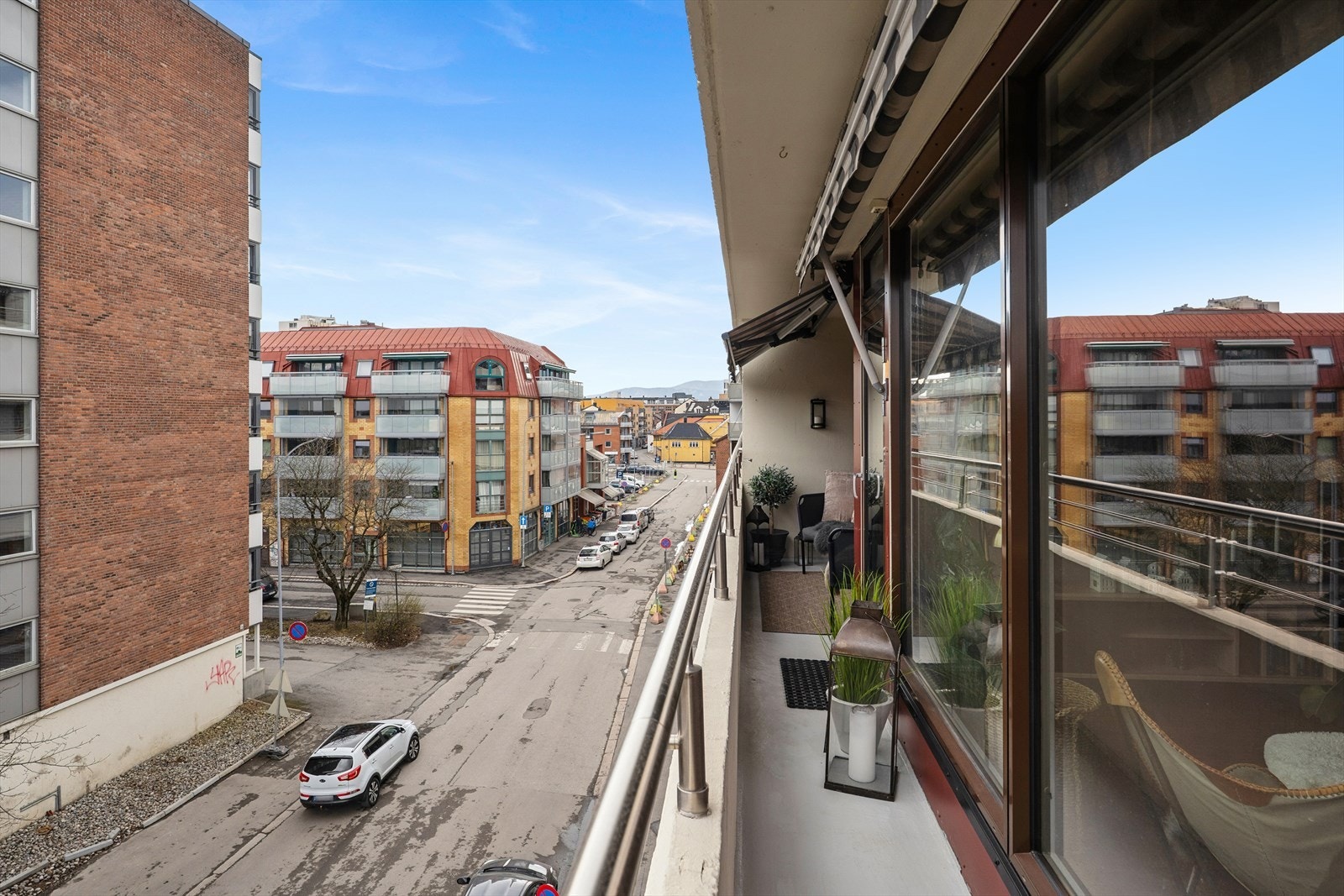 Fra leiligheten ser du ut over et sentralt og levende nabolag på Strømsø. Galleribilde