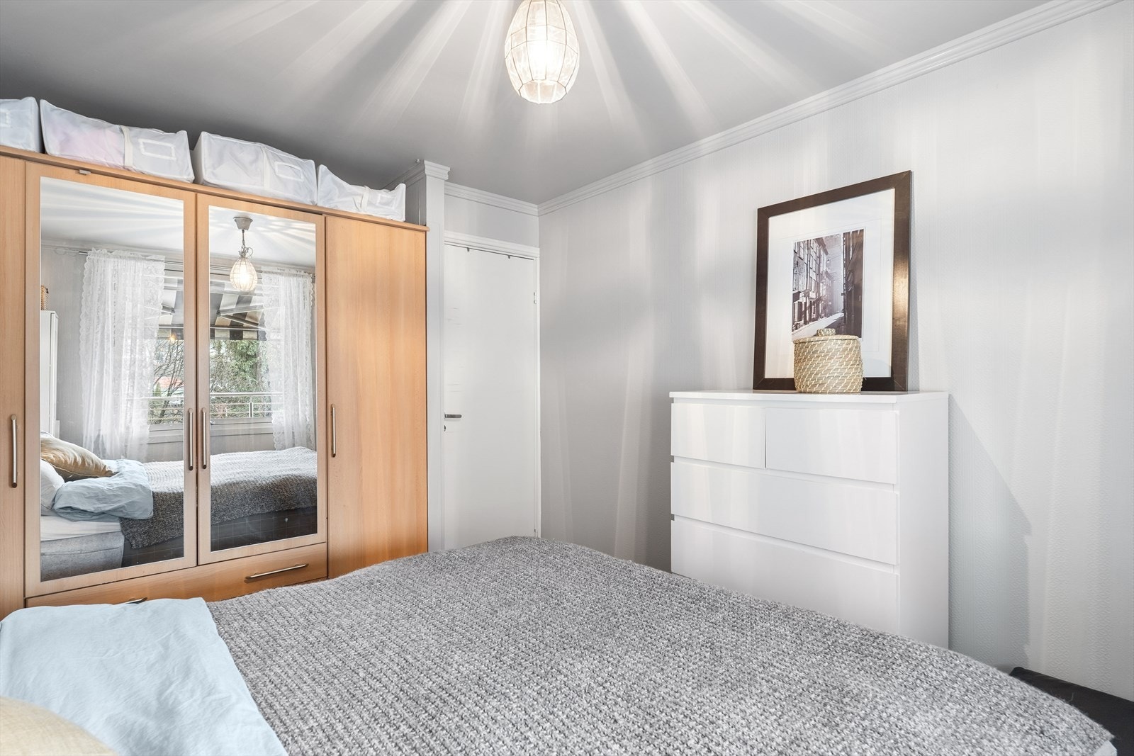 God plass til både garderobeskap og kommode på soverommet. Galleribilde