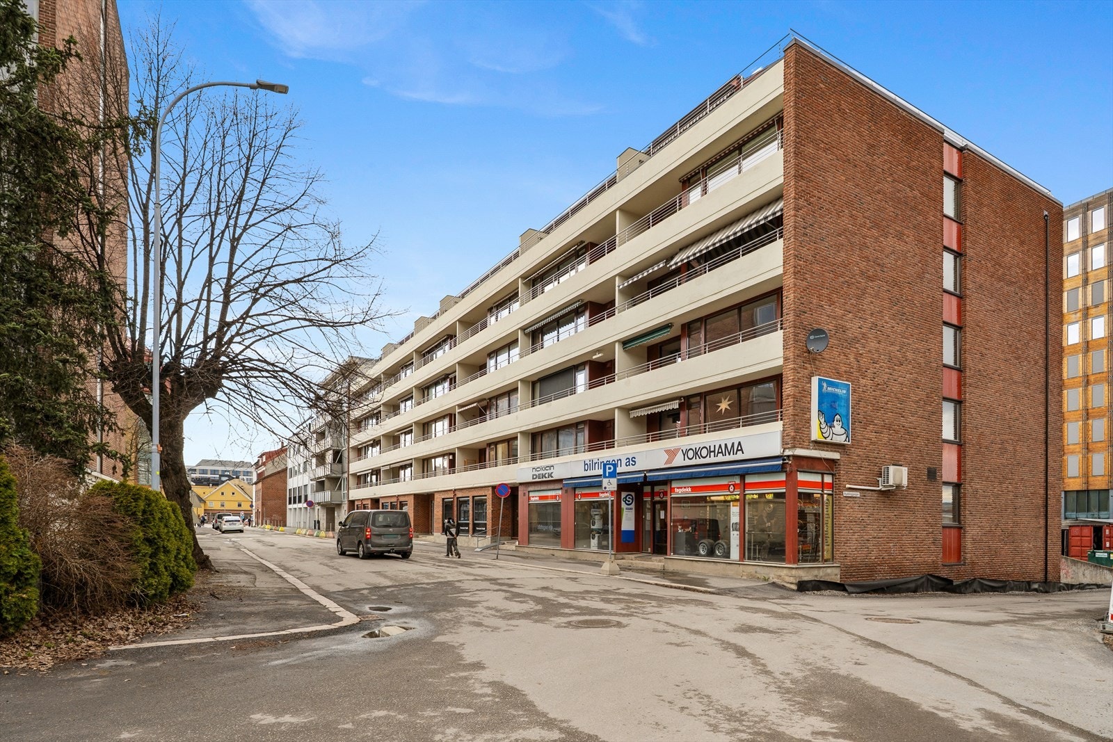Bygget fra 1976 har fasader av teglstein og fasadeplater. Galleribilde
