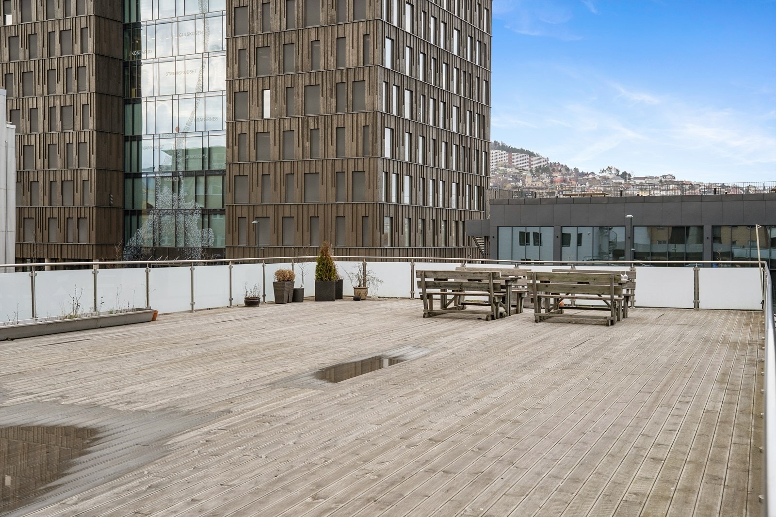 Felles terrasse. Leiligheten disponerer også en bod på 2 m² i kjelleren. Borettslaget har også felles sykkelbod. Galleribilde