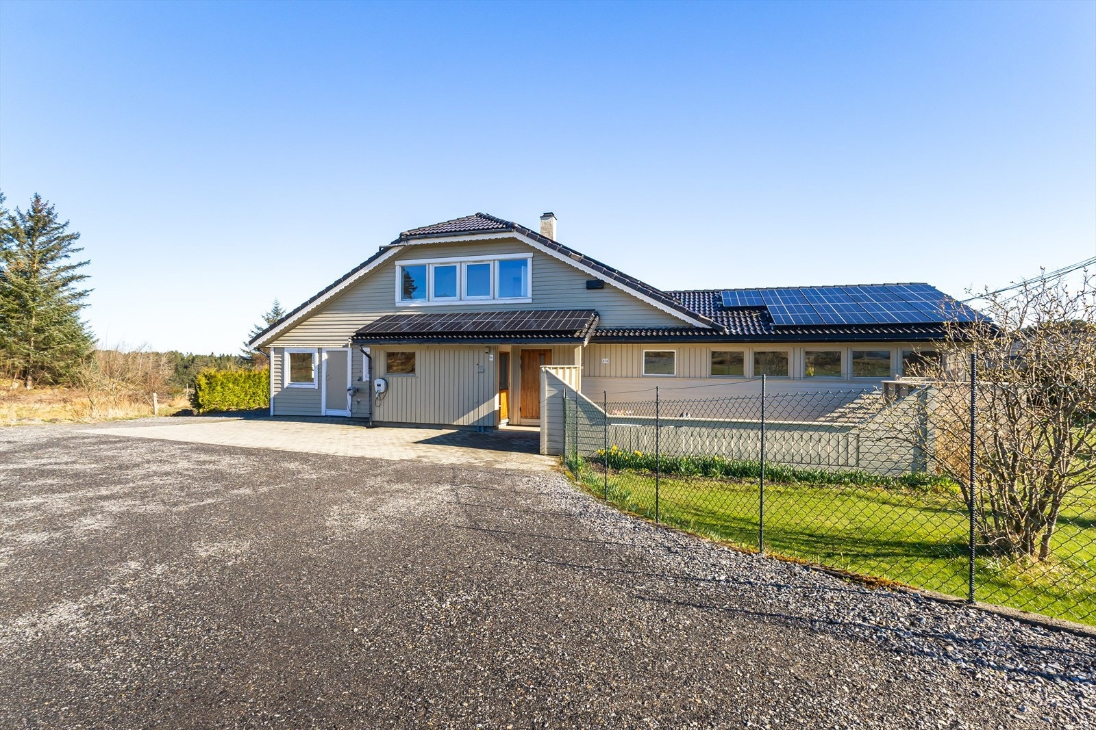 - Merk solcellepanel på tak. Selger opplyser om at solcellepanelet har en gjennomsnittlig årsproduksjon på mellom 10 000 og 12 000 kWh - Galleribilde
