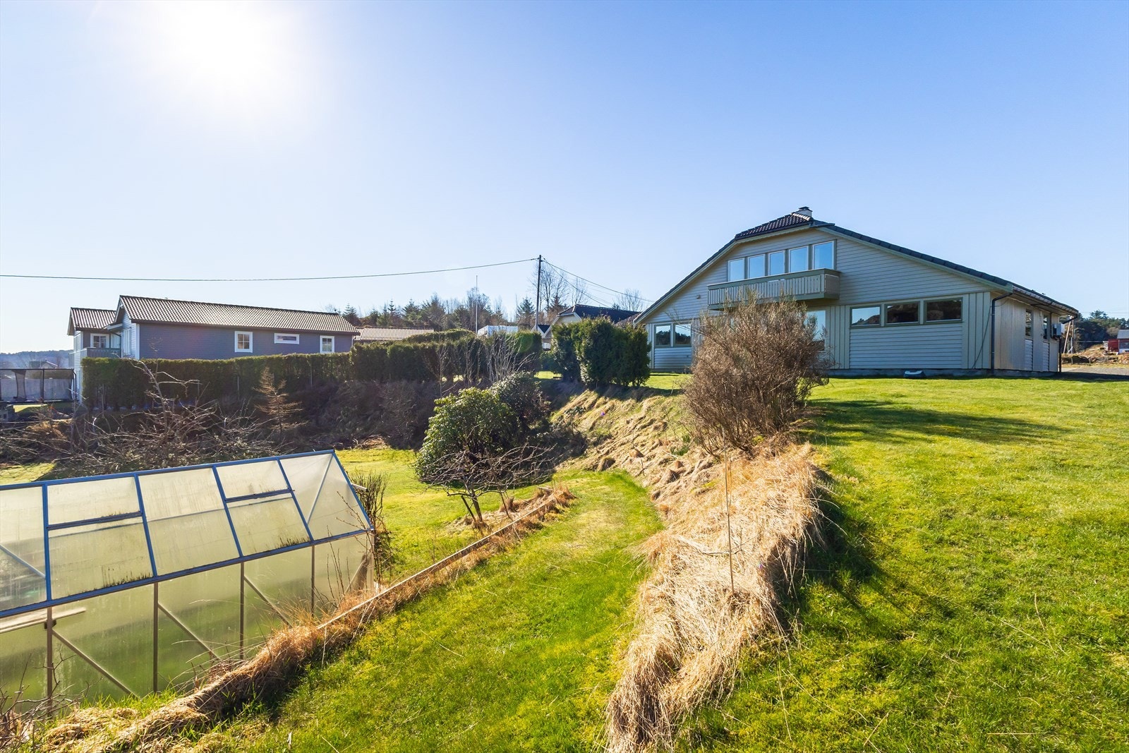 - Pent opparbeidet hage med flere bruksmuligheter. Legg merke til drivhuset - Galleribilde