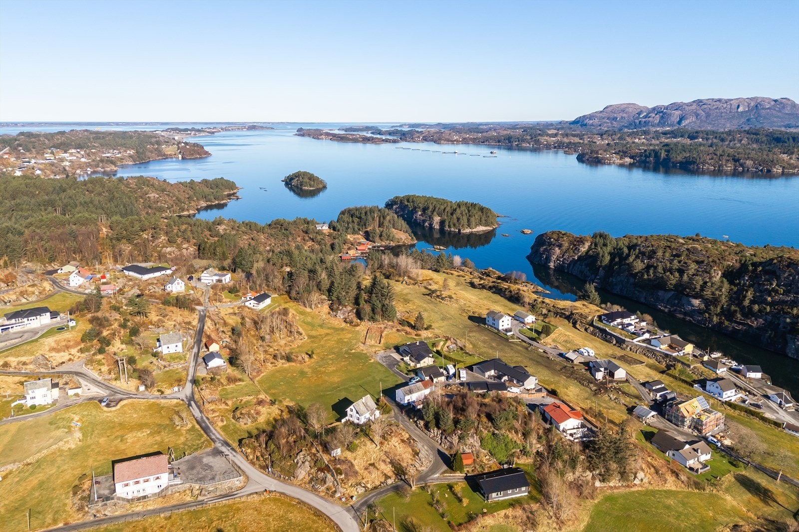 - I tillegg til å bo så tett på natur, er bylivet i Bergen sentrum kun 35 minutters kjøring unna - Galleribilde