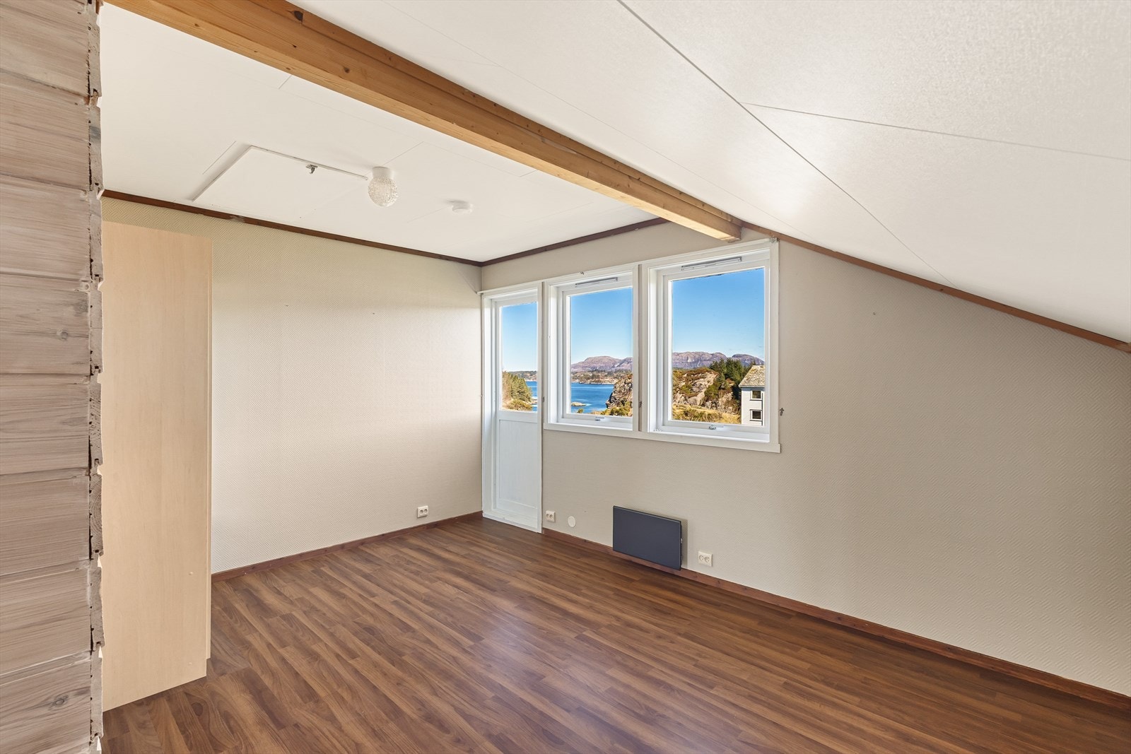 - Her er det tre soverom på hhv. 15,9 m², 12 m² og 8 m² (ikke godkjent for varig opphold) - Galleribilde
