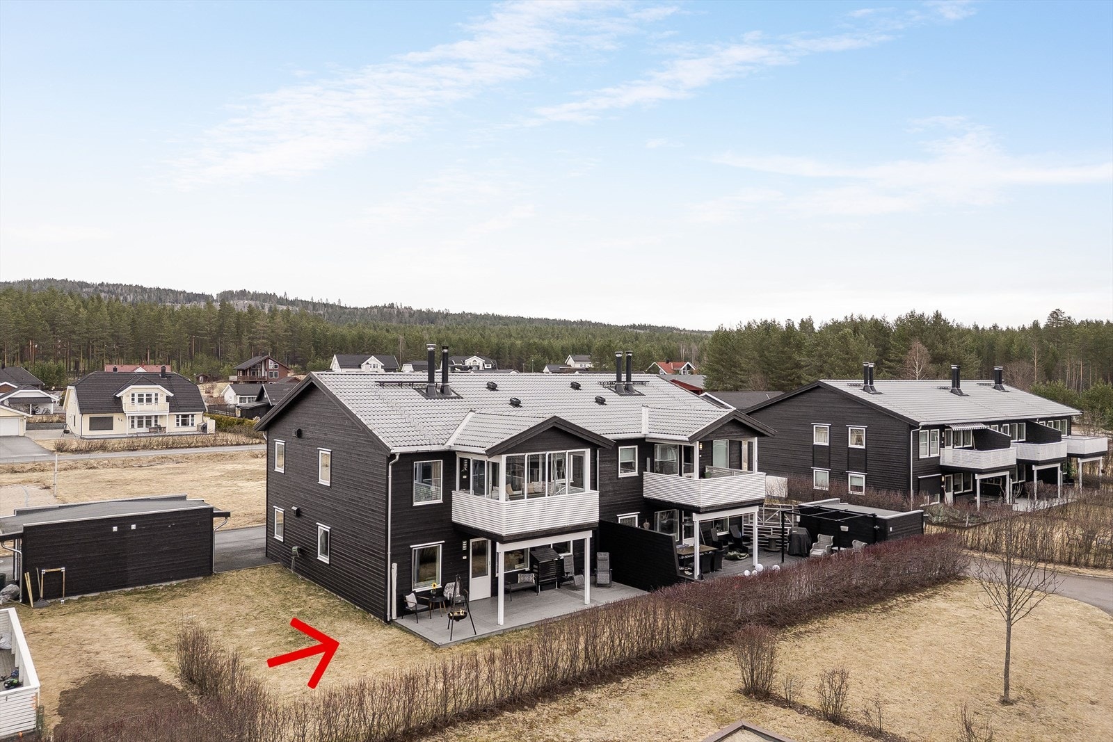En lys og innbydende 4-roms selveierleilighet i en moderne 4-mannsbolig fra 2013. Fra stuen har du utgang til en solrik sydvendt terrasse på 26m² og hage mot sydvest. Galleribilde