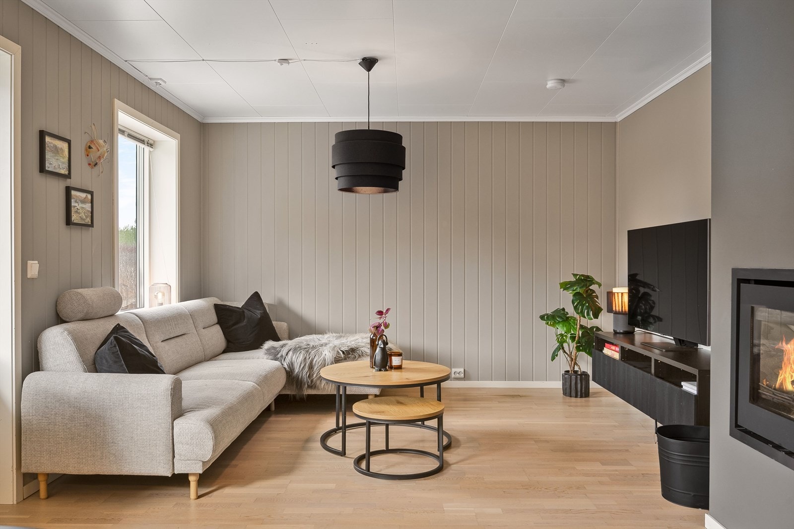 Stuen har god standard fra 2013 med pen parkett på gulv, malte panelplater på veggene og skjult elektrisk anlegg. Galleribilde
