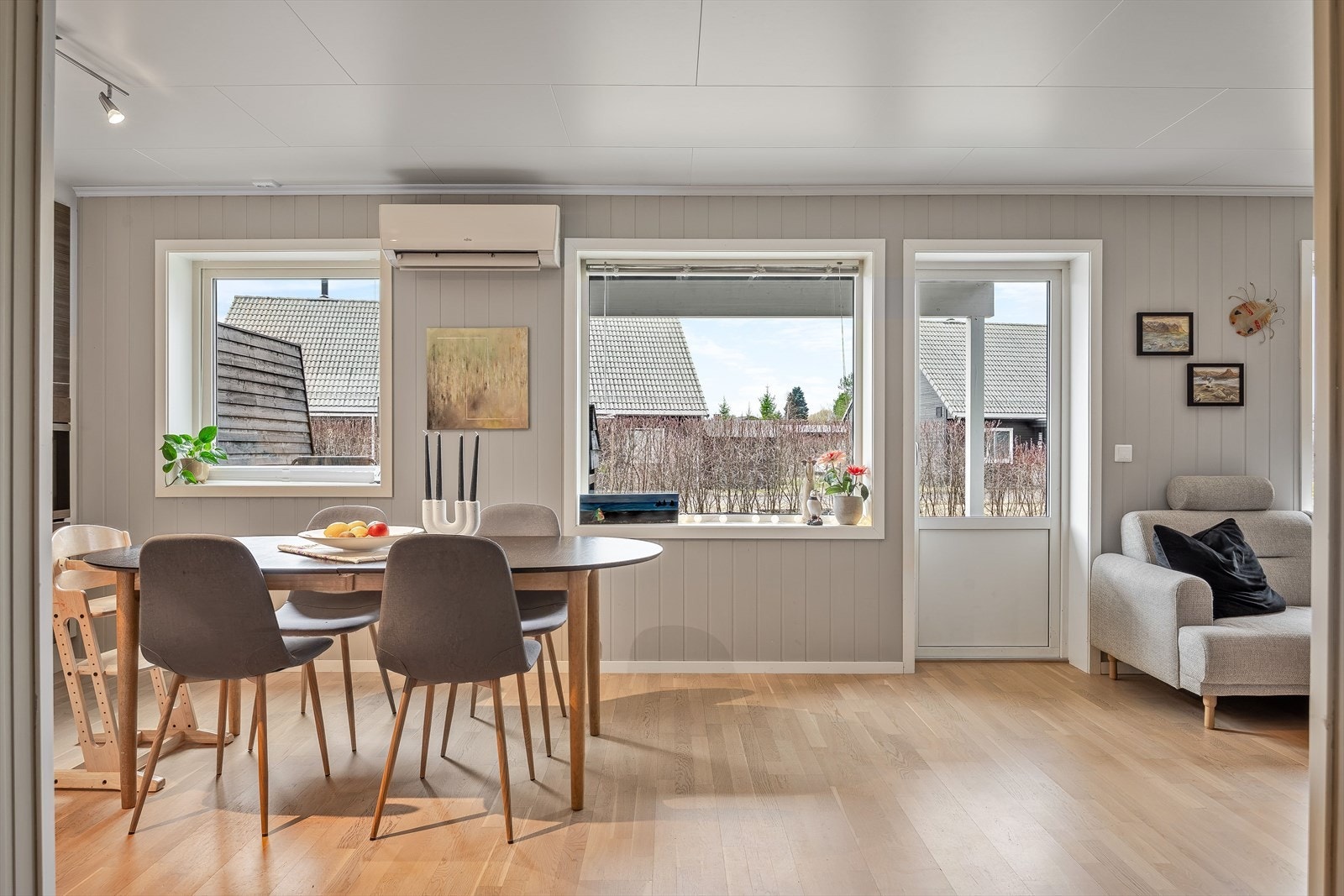Stuen er det naturlige oppholdsrommet i leiligheten, og er et stort, lyst og fint rom for både avkobling og hygge. Galleribilde