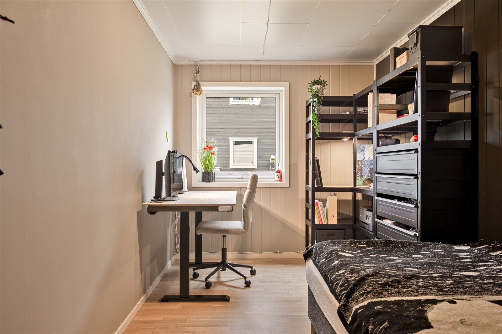Soverom 2 er et lyst pg innbydende rom spm passer perfekt som barnerom, gjesterom eller kontor. Galleribilde