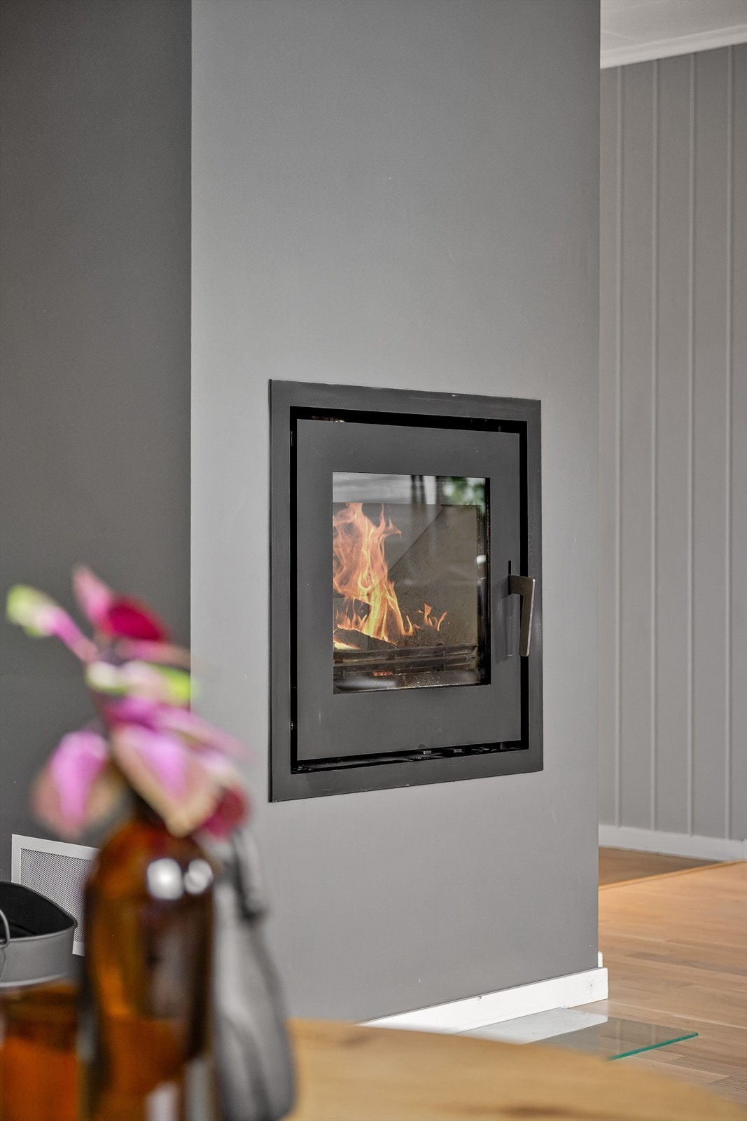 Som et fint midtpunkt i stuen er det en lekker peis med peisinnsats som både gir god varme og bidrar til ekstra hygge. Galleribilde