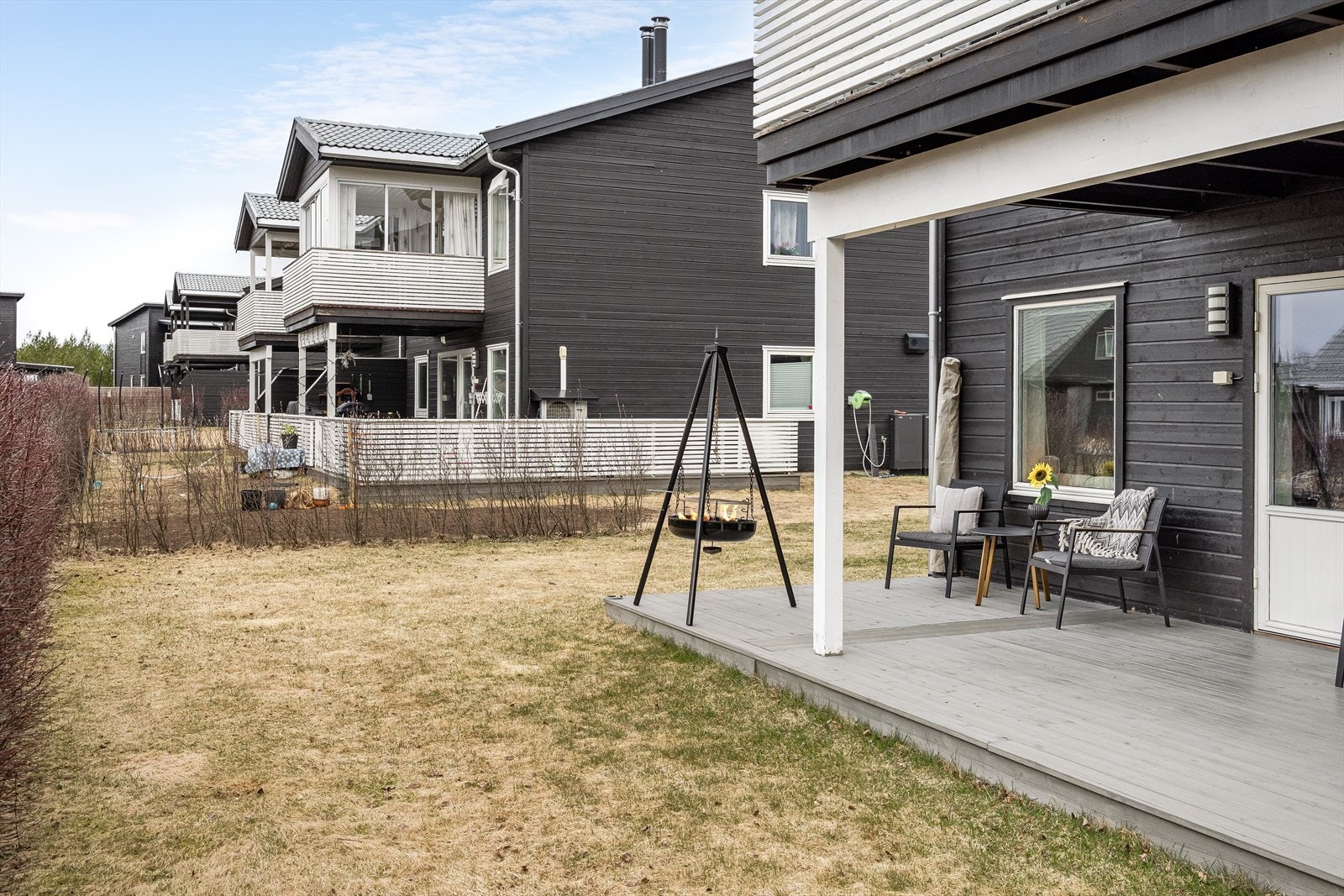 Utenfor terrassen disponeres en solrik hage mot sydvest. Galleribilde