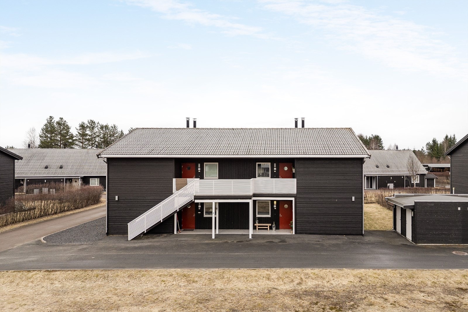 Leiligheten ligger på enden i byggets 1. etasje, og har en god planløsning med et stort oppholdsrom med lekker peis, 3 gode soverom, bad og bod/teknisk rom innredet som garderoberom. Galleribilde