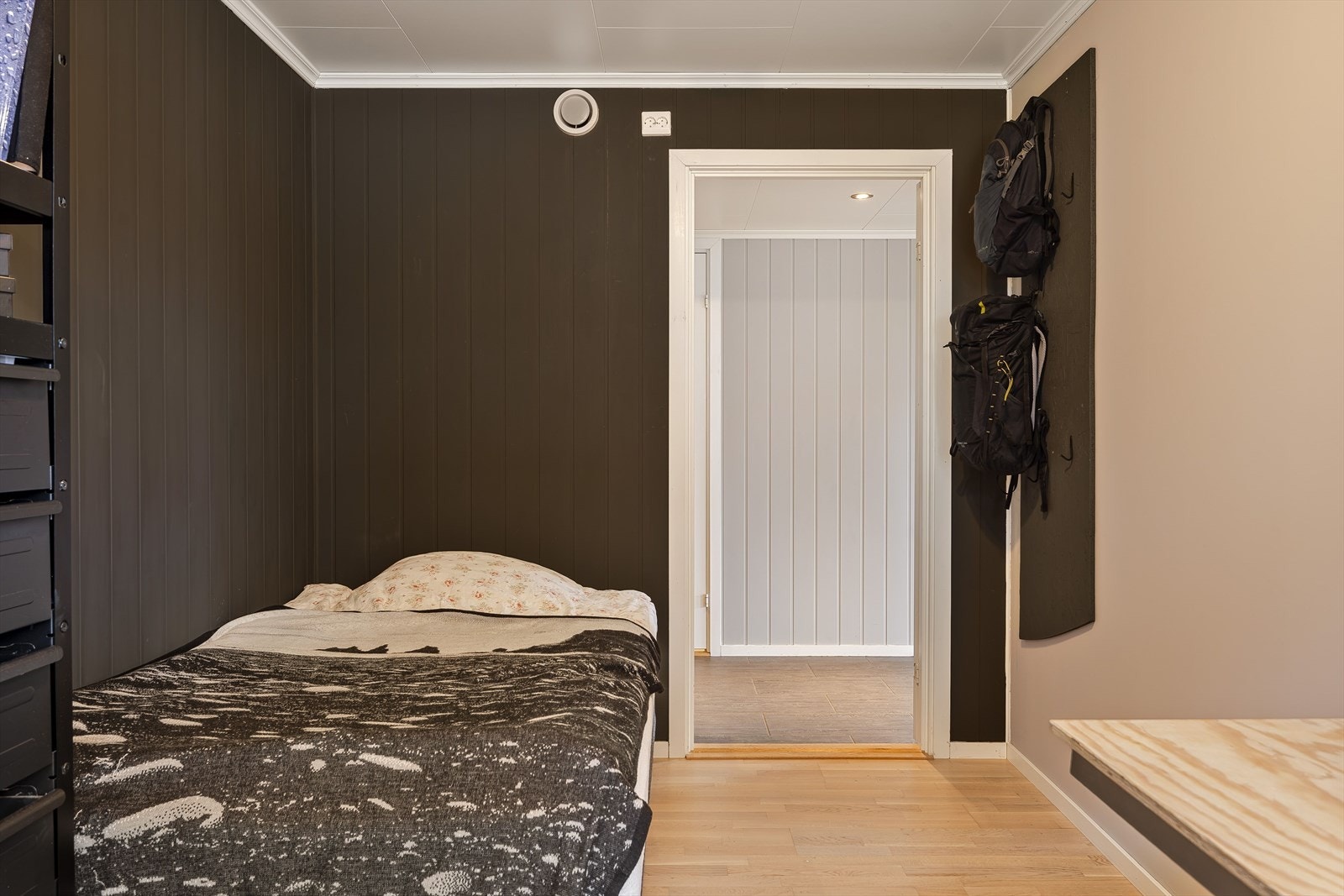 Soverommet har god standard med parkett på gulv og overflater malt i innbydende farger. Galleribilde