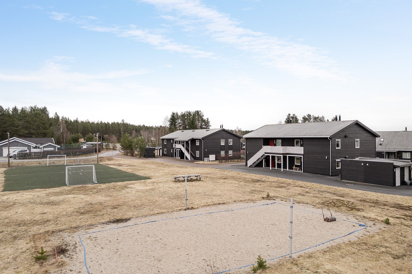 Felles eiertomt for sameiet på ca. 4 464,2m². Sameiets fellesarealer er opparbeidet med plen, hekker, busker og ligger i et flatt/svakt skrånende terreng. Gangveger er belagt med asfalt. Innkjøring og gårdsplass er også asfaltert. Galleribilde