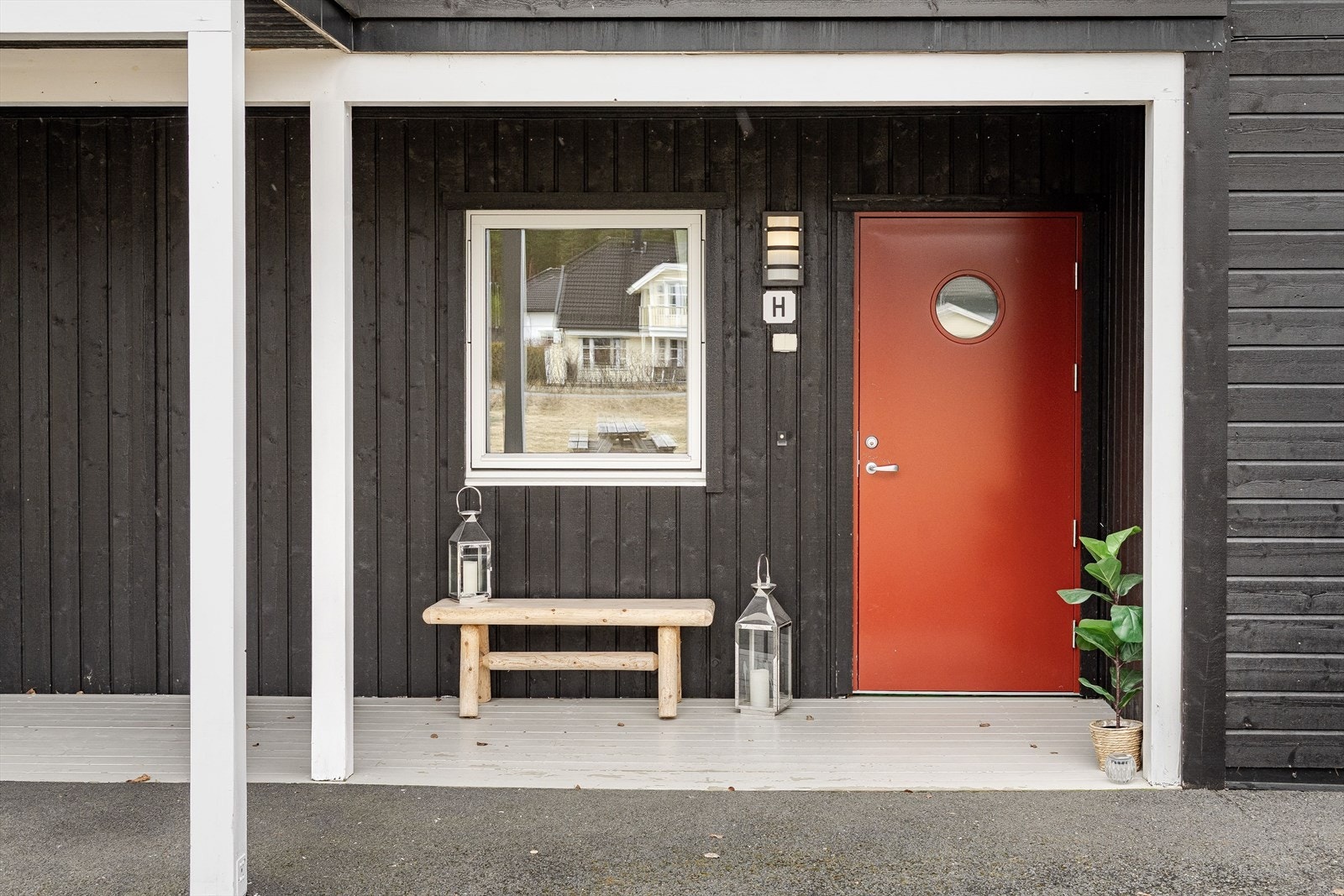 Du ønskes velkommen inn via et hyggelig overbygget inngangsparti belagt med terrassebord. Montert ringeklokke, utebelysning og utvendig stikkontakt på vegg ved inngangsdøren. Galleribilde