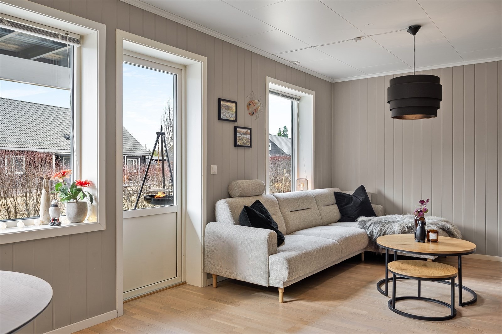Stuen har flere store vinduer mot syd som sørger for rikelig med naturlig lys. Galleribilde