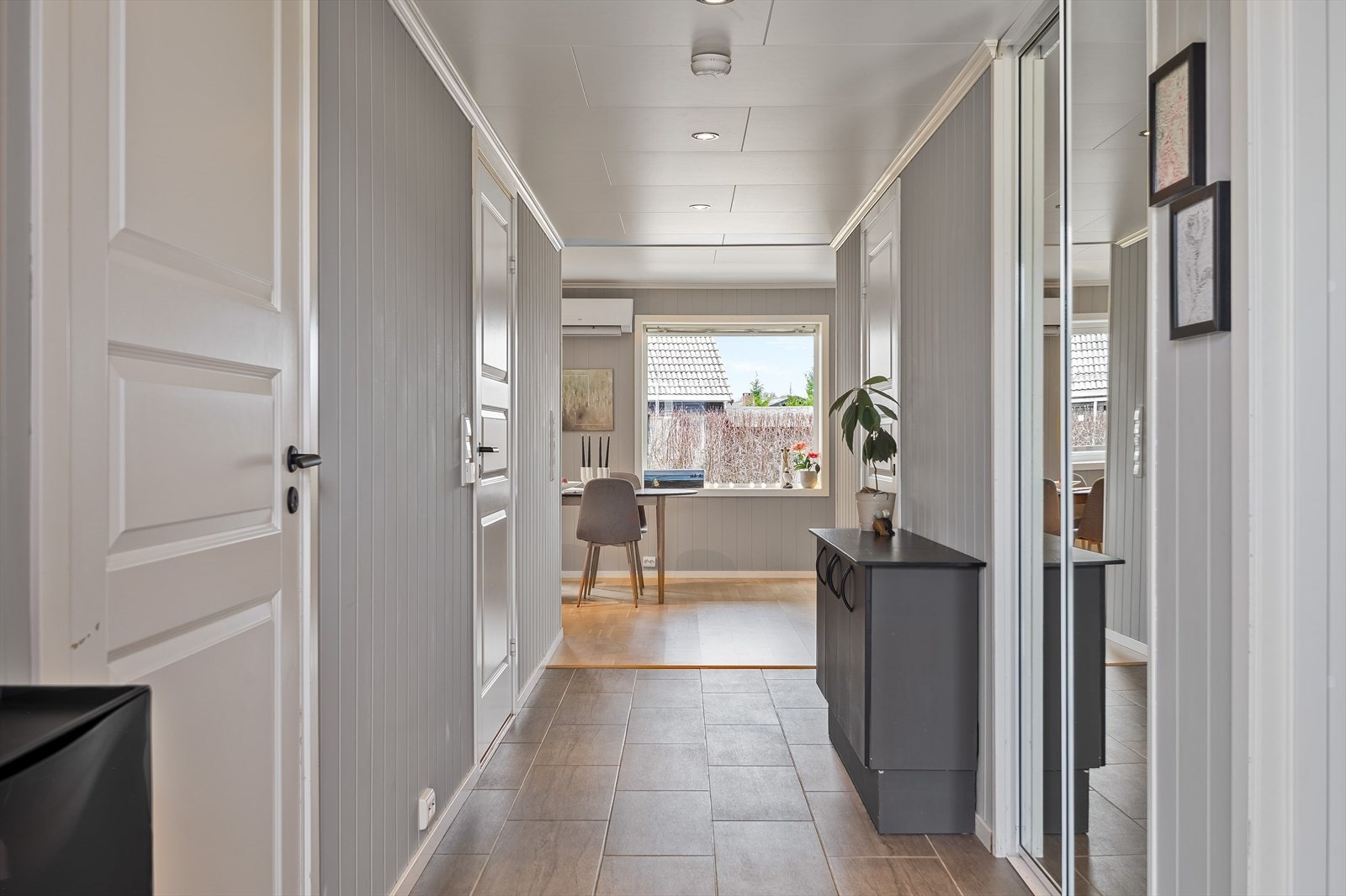 Entréen har god standard med flotte fliser på gulv, deilig gulvvarme og malte panelplater på veggene. Det er skjult elektrisk anlegg og innfelte downlights i himlingen. Galleribilde