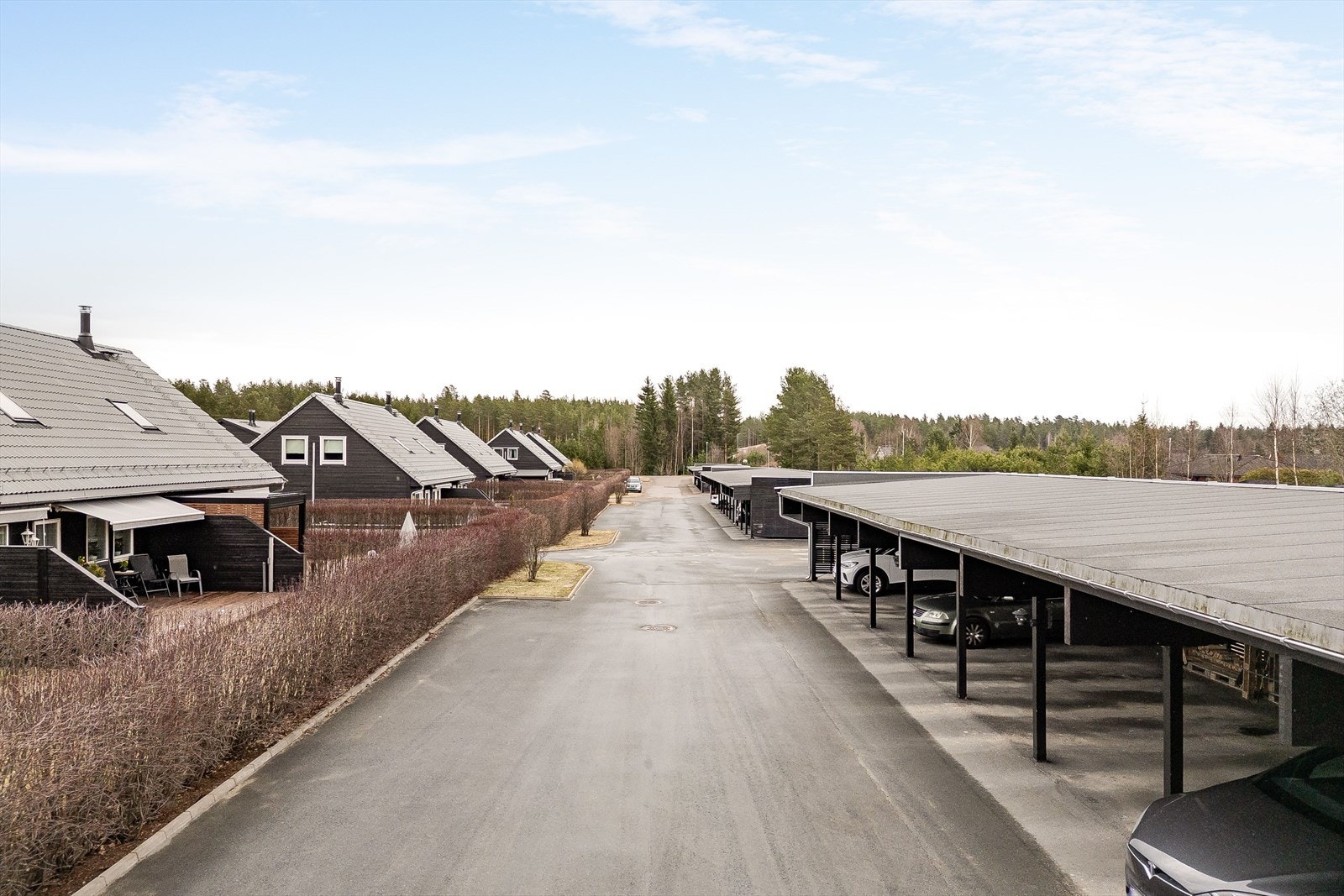 Leiligheten disponerer en parkeringsplass på ca. 18m² i felles carportanlegg. Mulighet for etablering av lader til elbil. Ny eier må selv påkoste ladeboks via Svensgaard til ca. kr. 15 000,-. Galleribilde