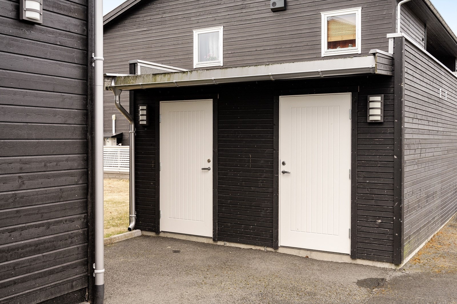 I tillegg disponerer leiligheten en utvendig bod på 5m². Boden har betonggulv, lys og strøm. Galleribilde