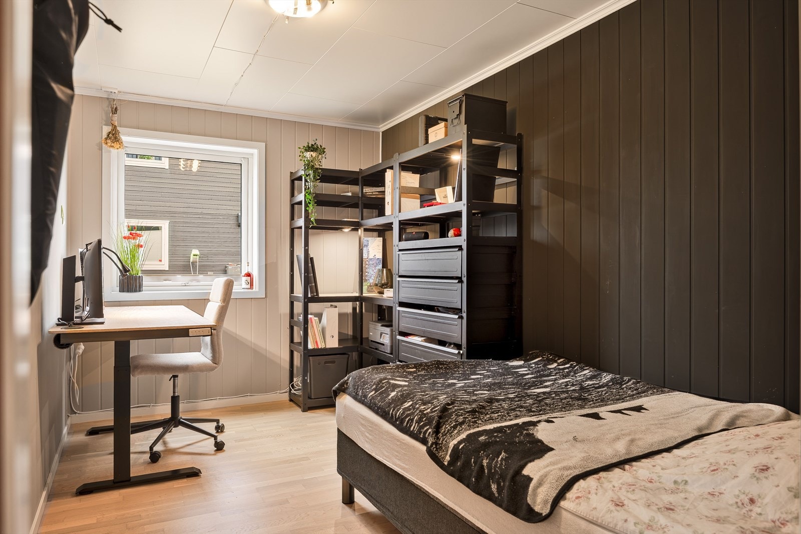På soverommet er det plass til både seng, kontorpult og garderobeløsning etter eget ønske og behov. Galleribilde