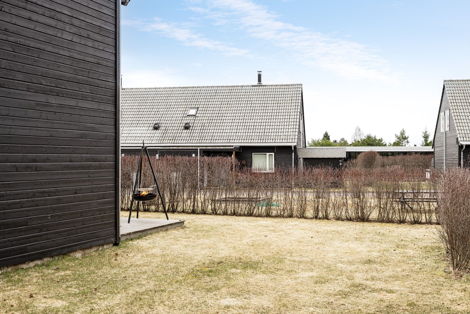 Hagen er opparbeidet med plen og hekk. Dette er uten tvil en fin plass for lange og late sommerdager! Galleribilde
