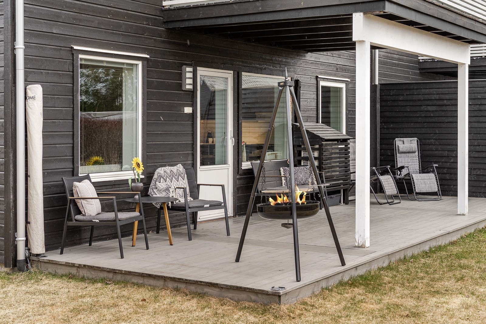 Fra stuen har du utgang til en stor og solrik terrasse på 26m². Terrassen er delvis overbygget, har terrassebord på gulv og levegg mot naboen. Det er også montert uttrekkbar levegg, utebelysning og utvendig stikkontakt. Galleribilde