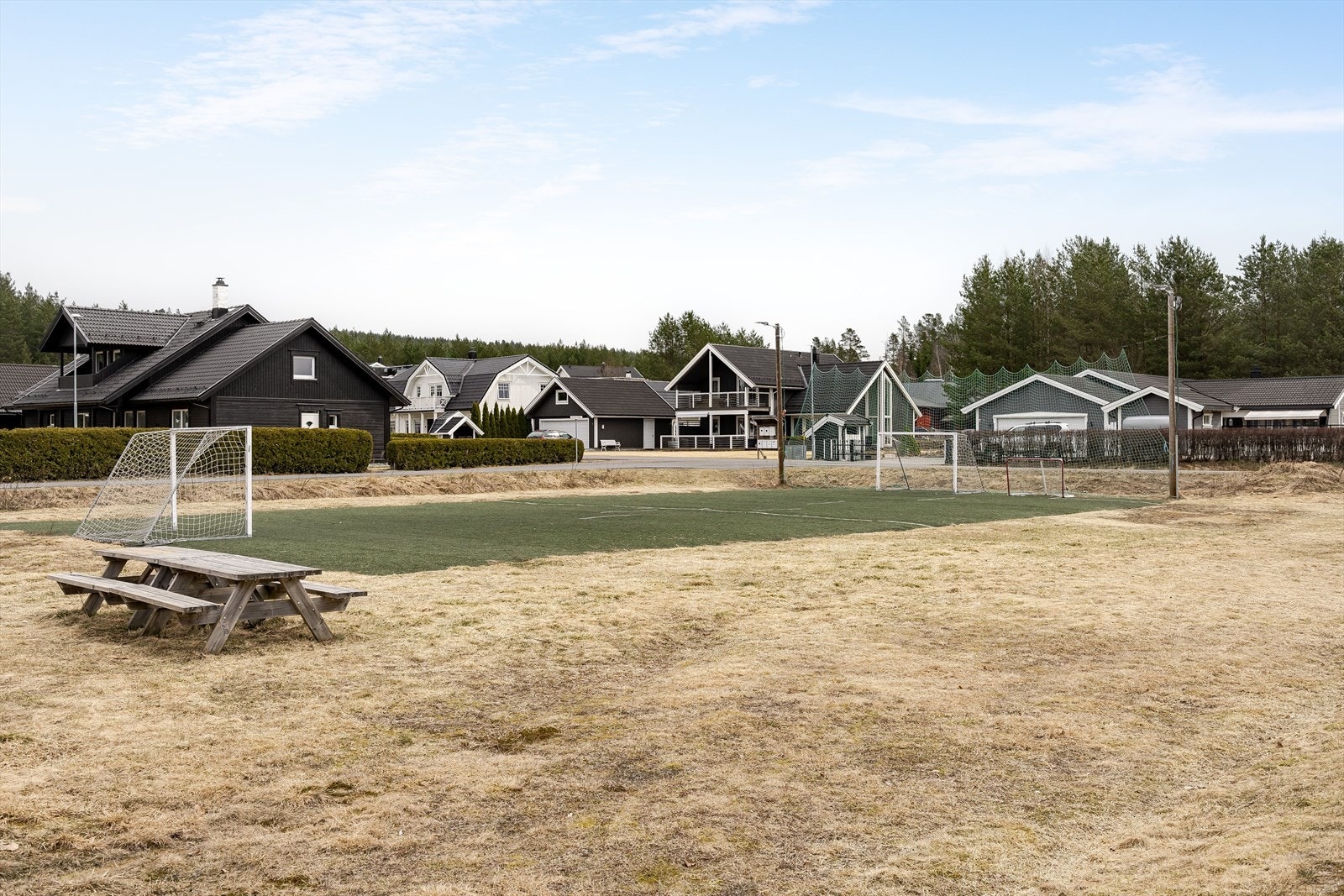 Leiligheten ligger fint til i et attraktivt og barnevennlig boligområde på Søbakken. Her bor du med umiddelbar nærhet til populære Stavåsen, samt med kort gangavstand til barneskole, barnehage, Sagtjernet med badeplass og dagligvarebutikk med post. Galleribilde