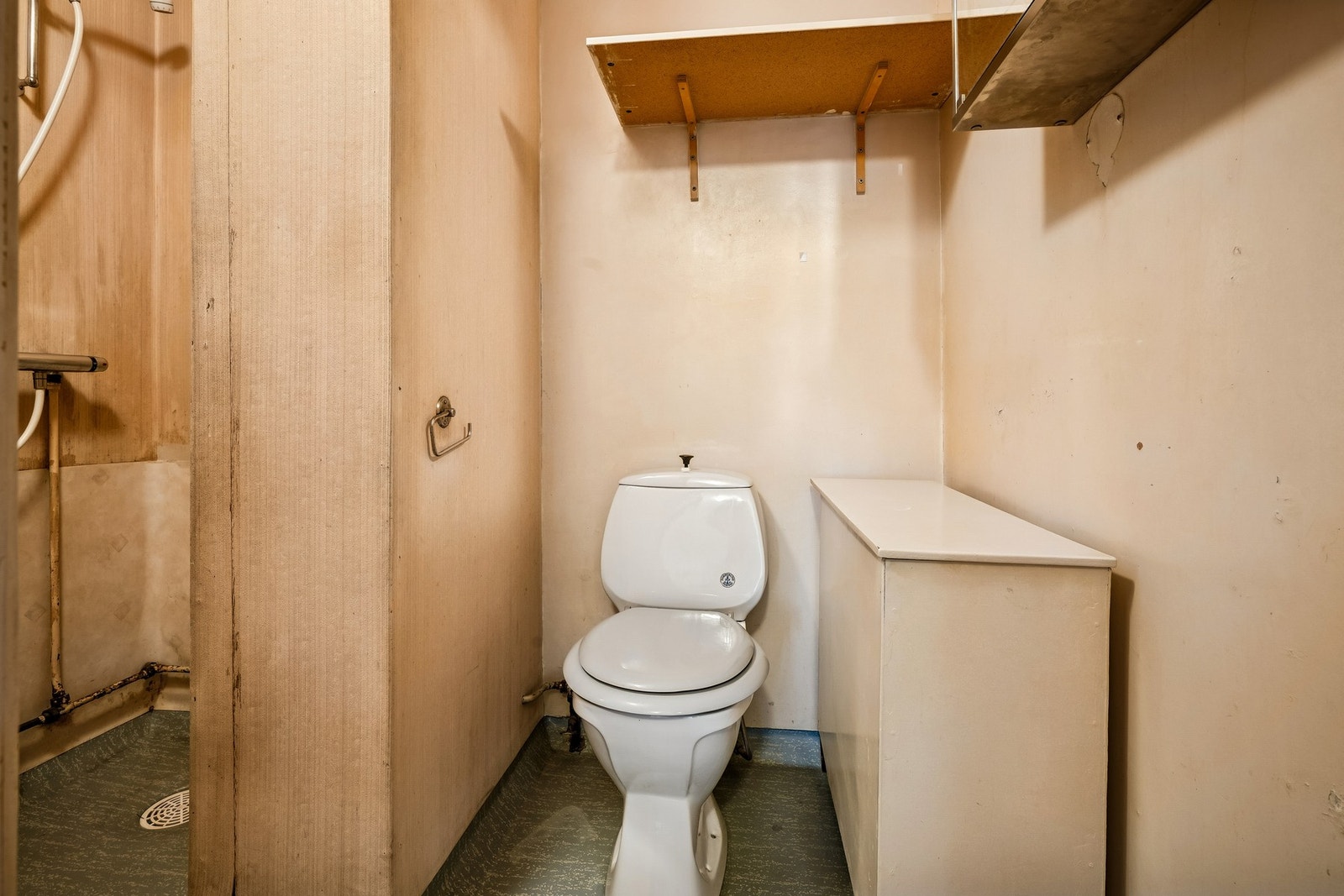 Badet ble ombygget fra et tidligere toalettrom og er klart for en fullstendig oppgradering. Galleribilde