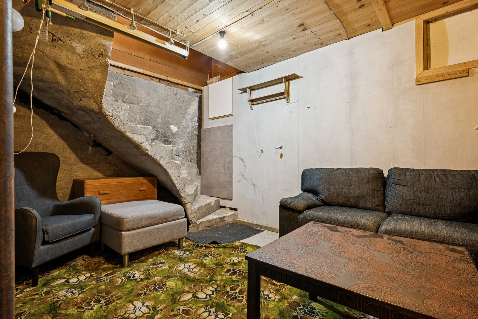 Kjelleren har betonggulv og vegger av betong og mur. Galleribilde