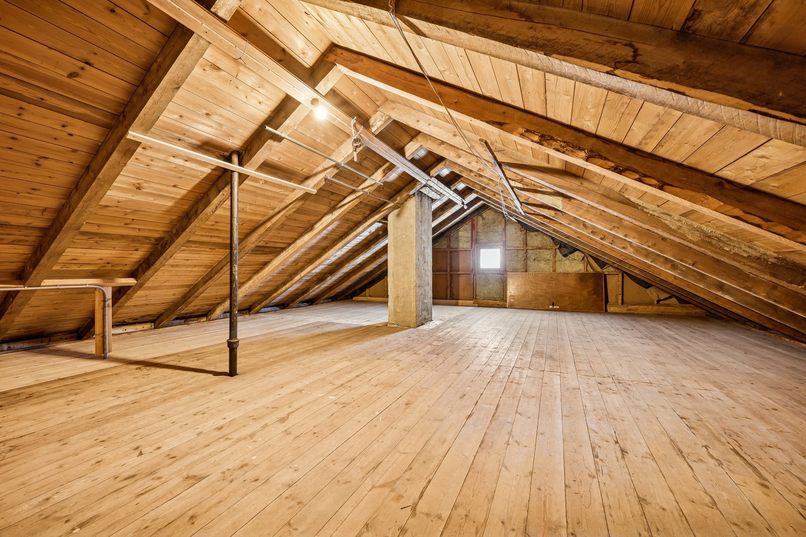 Fellesloft med gode lagringsmuligheter. Galleribilde