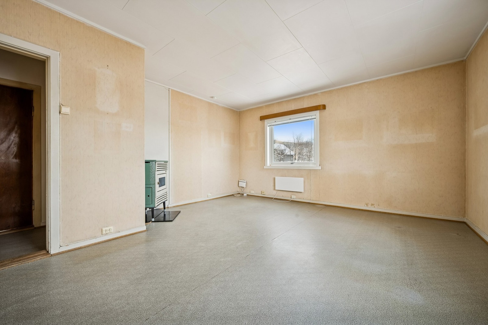 Romslig stue som gir rom for både sofagruppe og spiseplass. Galleribilde