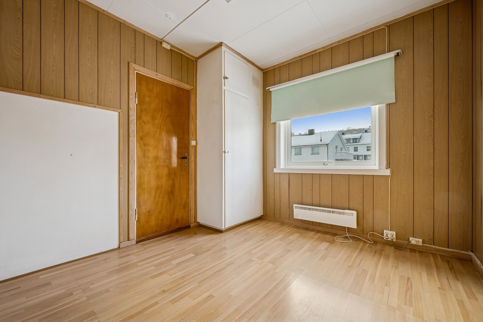 Overflatene i soverommene består av laminat, tapet og malte plater. Galleribilde
