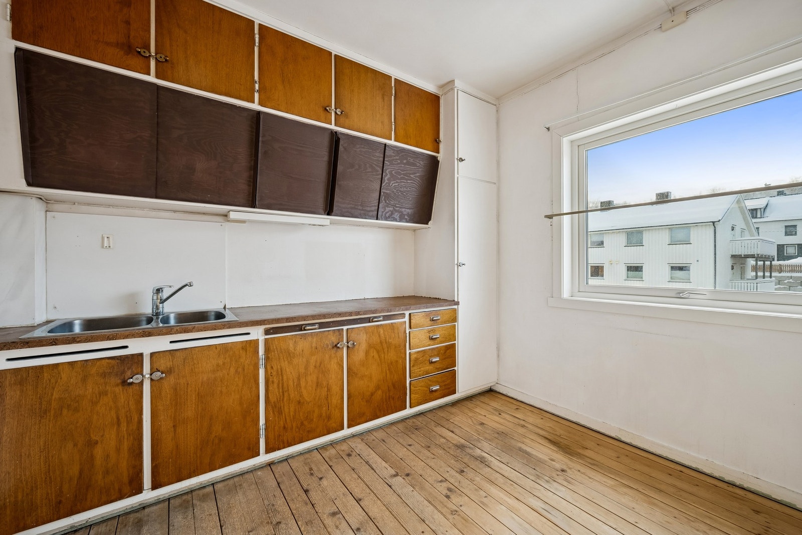 Kjøkkenet har eldre innredning og er et godt utgangspunkt for modernisering. Vinduer i leiligheten ble skiftet til 3-lags glass i 2018. Galleribilde