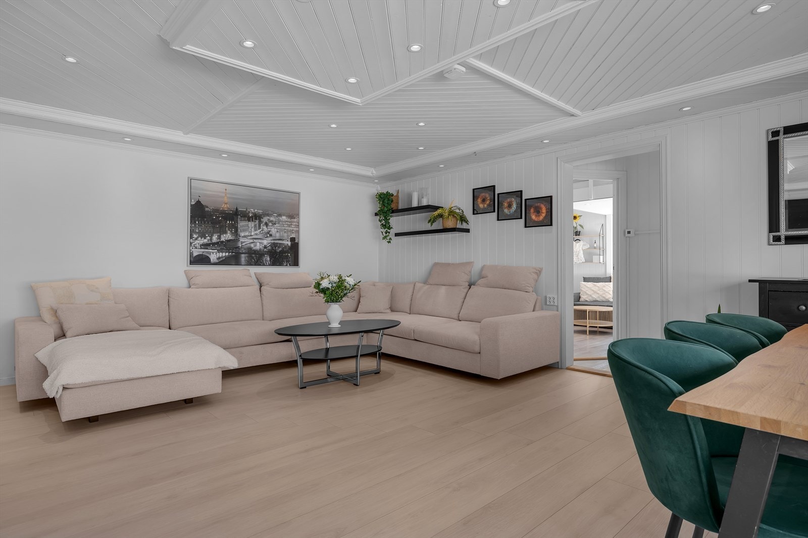 Stuen er møbleringsvennlig og har god plass til både spisegruppe og sofakrok. Galleribilde