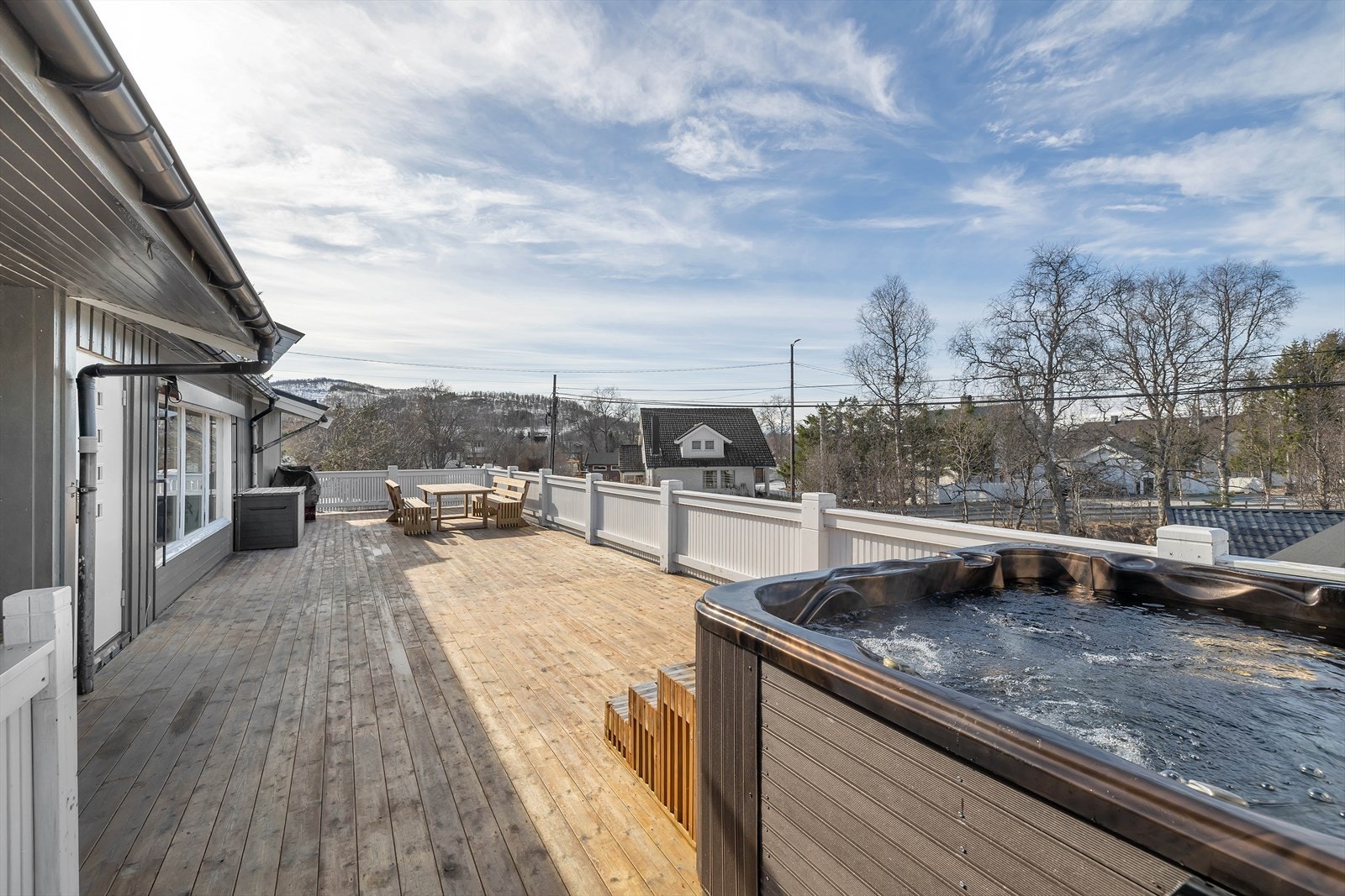 Stor balkong / terrasse med muligheter for et flott utemiljø! Jaquzzi medfølger handelen. Balkongen er hele 83m2. Galleribilde