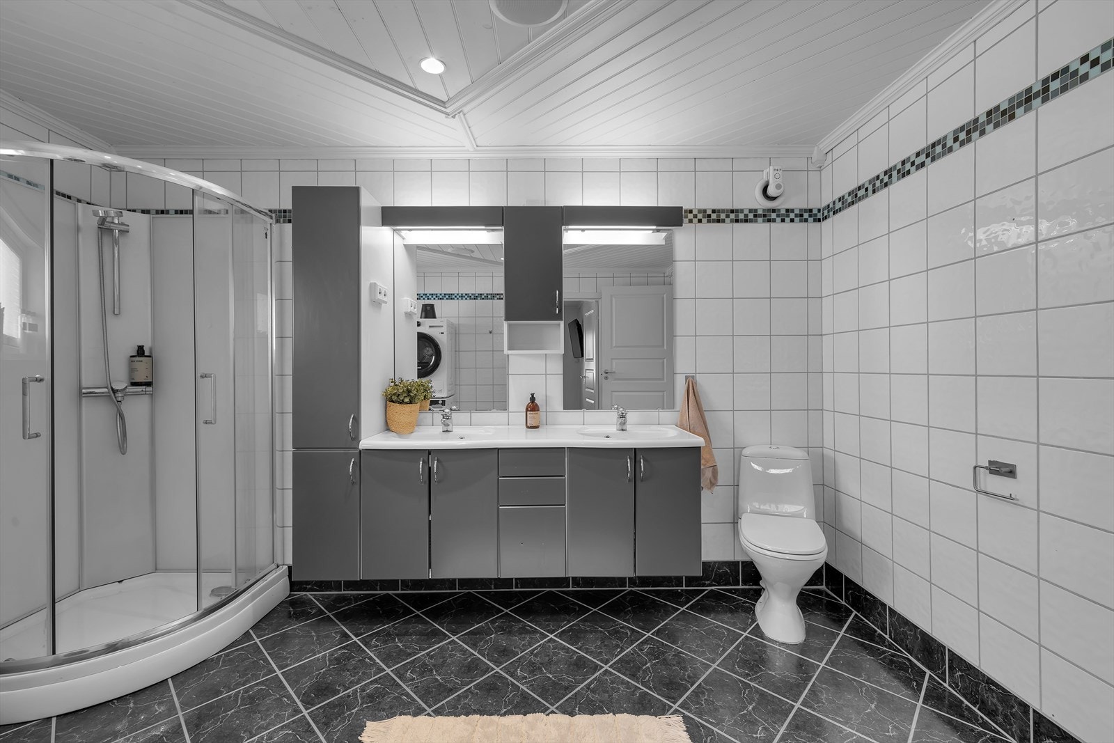 Romslig baderom. Godt med plass i innredninger og dusjkabinett. Galleribilde