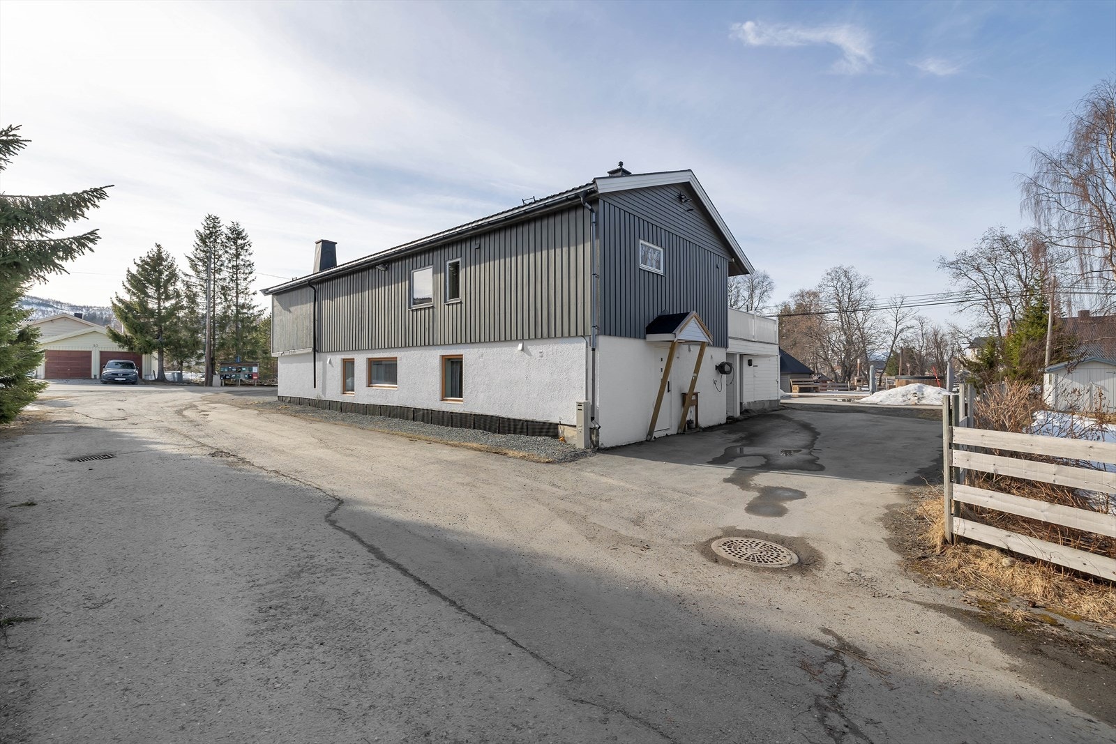 Ryddig adkomst og godt med parkering. Galleribilde
