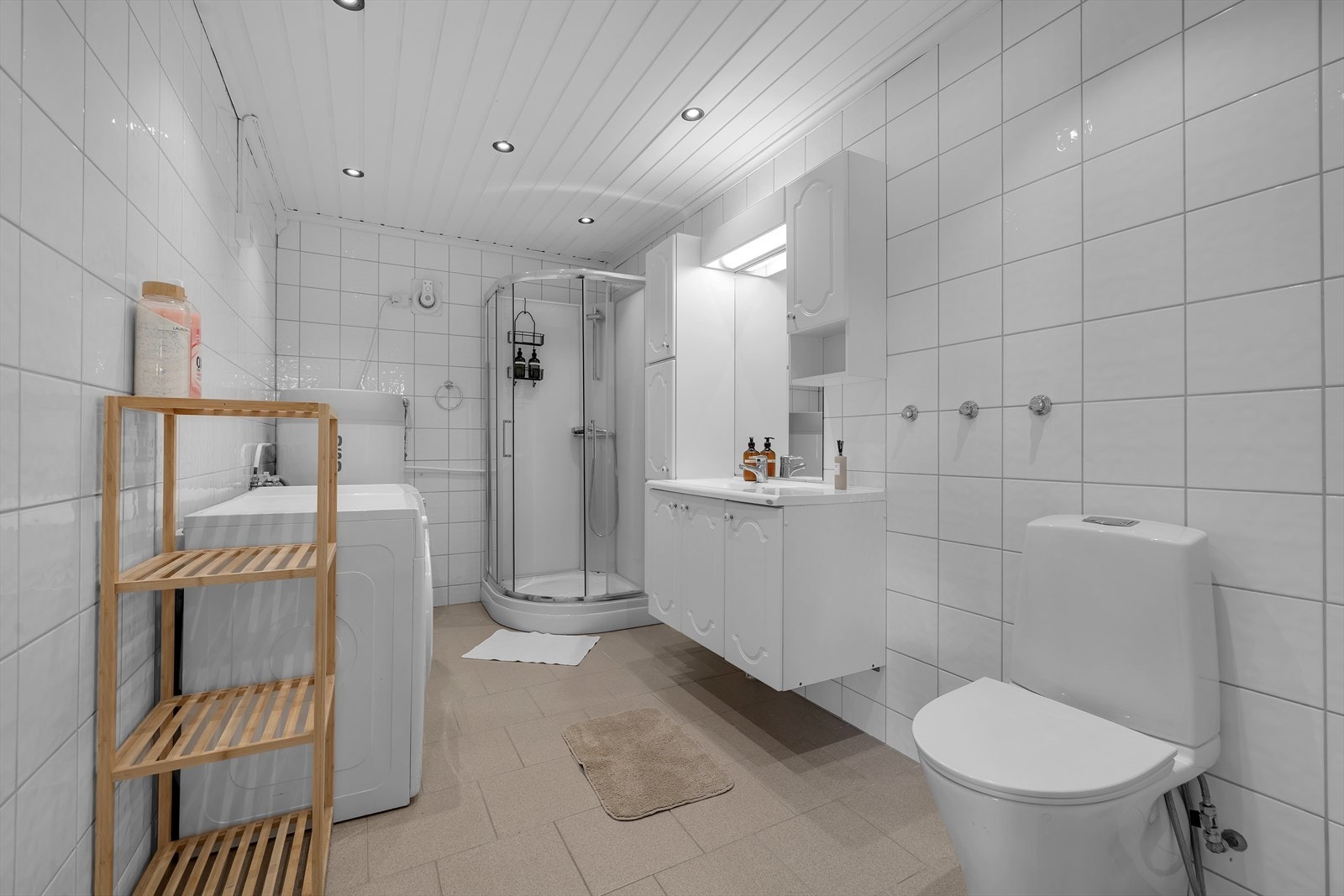 Romslig badrom utleiedel øst. Opplegg vaskemaskin og dusjkabinett. Galleribilde