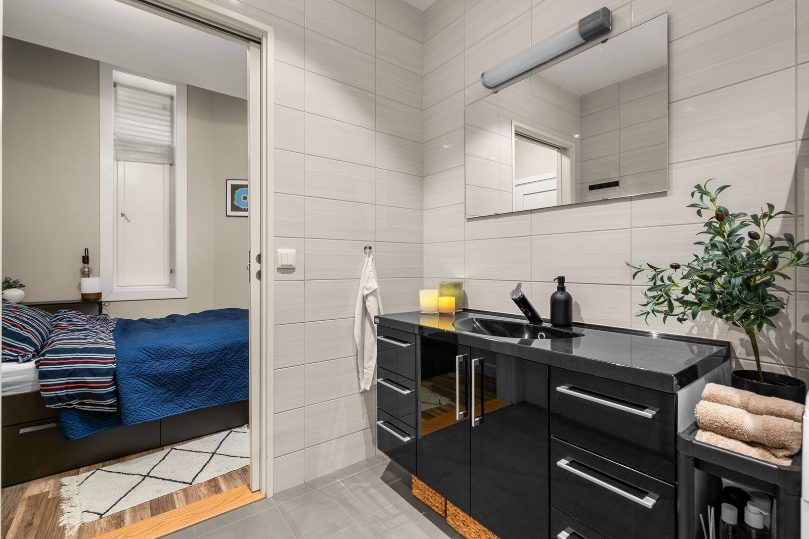Med umiddelbar tilknytning til badet finner vi boligens sovealkove. Galleribilde